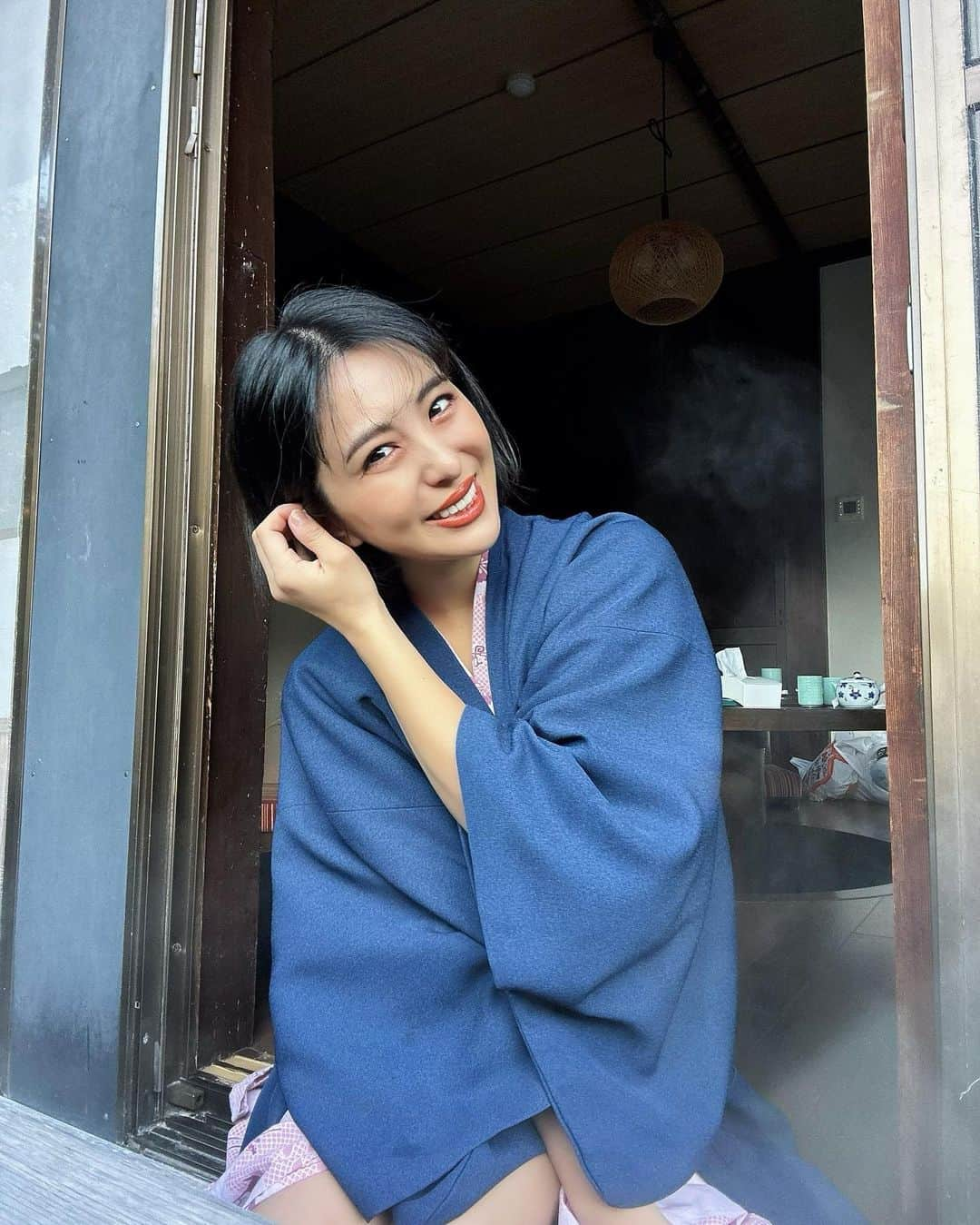 柳いろはさんのインスタグラム写真 - (柳いろはInstagram)「本日33歳になりましたー❤︎ たくさんのお祝い✉︎やDMありがとうございます👏🏼  結婚記念日&誕生日は私のだいすきな温泉♨︎へ 計画してくれる👨🏻に感謝だ。 いつもありがとう！  窓から見える紅葉🍁に癒されつつ、 足湯ができるモダンなお部屋で まったり過ごす時間がしあわせすぎて泣 👧🏻の足湯姿がもう、尊い。。 とってもリラックスできました🫶🏻  さ、切り替えて 年末やることタスク☑︎ひとつずつ埋めていかなくては。、」12月4日 21時14分 - irohayanagi