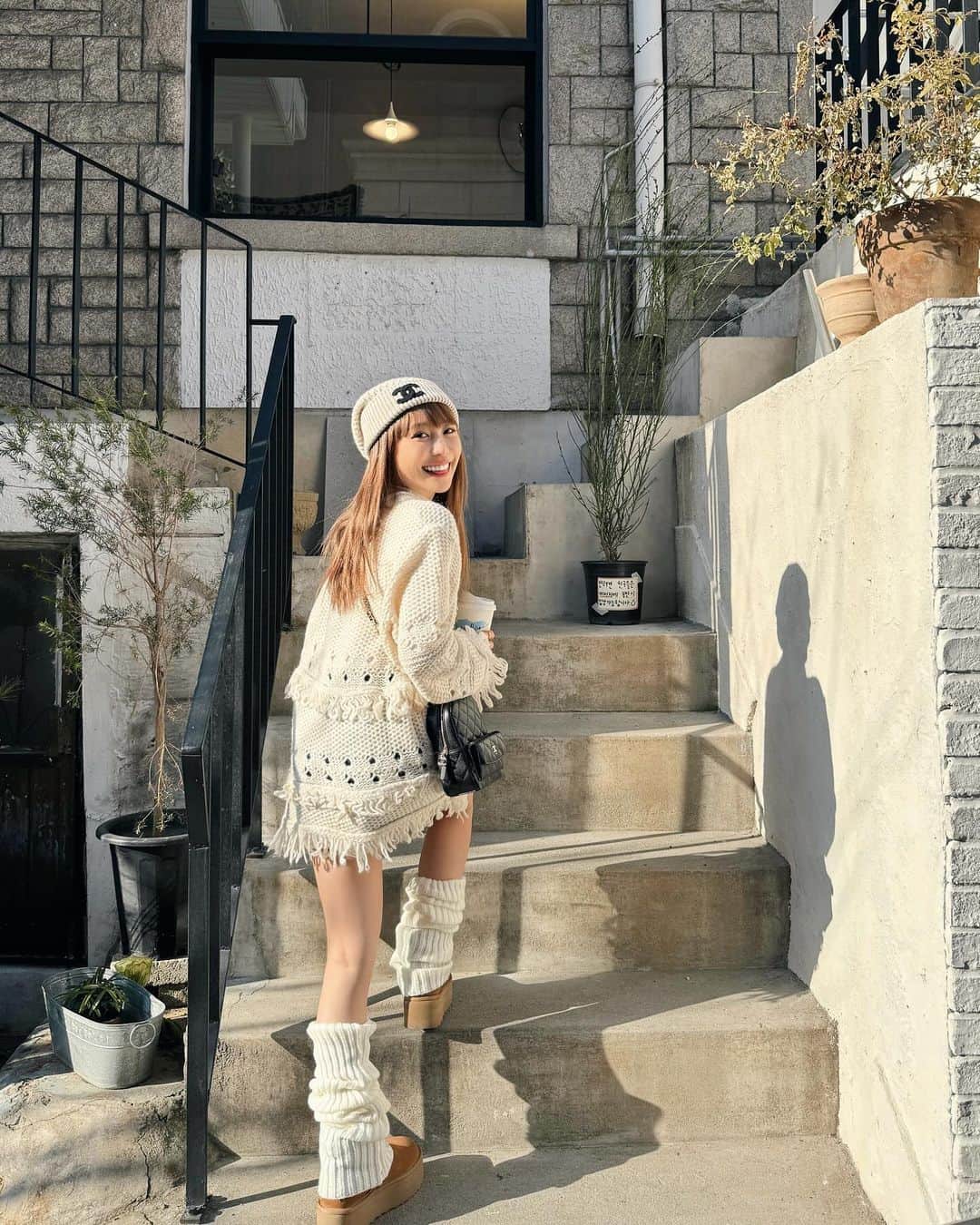 紀卜心さんのインスタグラム写真 - (紀卜心Instagram)「又來🇰🇷了好快樂 氣溫2°C 很像站在冷凍庫前的體感 但有陽光很舒服🌞 隨意找了一間在延南洞的咖啡廳喝杯☕️   📍Cottage Blue #outfits @lovemoriboutique 波西米亞風的流蘇長毛衣隨便搭就好好看😍 #korea#seoul」12月4日 21時15分 - eatzzz7