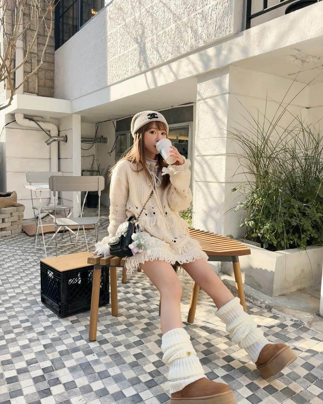 紀卜心のインスタグラム：「又來🇰🇷了好快樂 氣溫2°C 很像站在冷凍庫前的體感 但有陽光很舒服🌞 隨意找了一間在延南洞的咖啡廳喝杯☕️   📍Cottage Blue #outfits @lovemoriboutique 波西米亞風的流蘇長毛衣隨便搭就好好看😍 #korea#seoul」