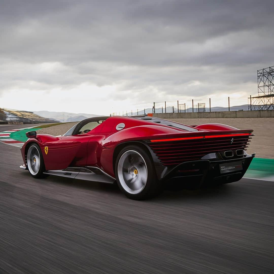 フェラーリさんのインスタグラム写真 - (フェラーリInstagram)「Name a circuit you’d like to spend a day at, aboard the #FerrariDaytonaSP3.  We’ll start: the #Mugello track.  #DrivingFerrari #IconaFerrari #Ferrari」12月4日 21時15分 - ferrari