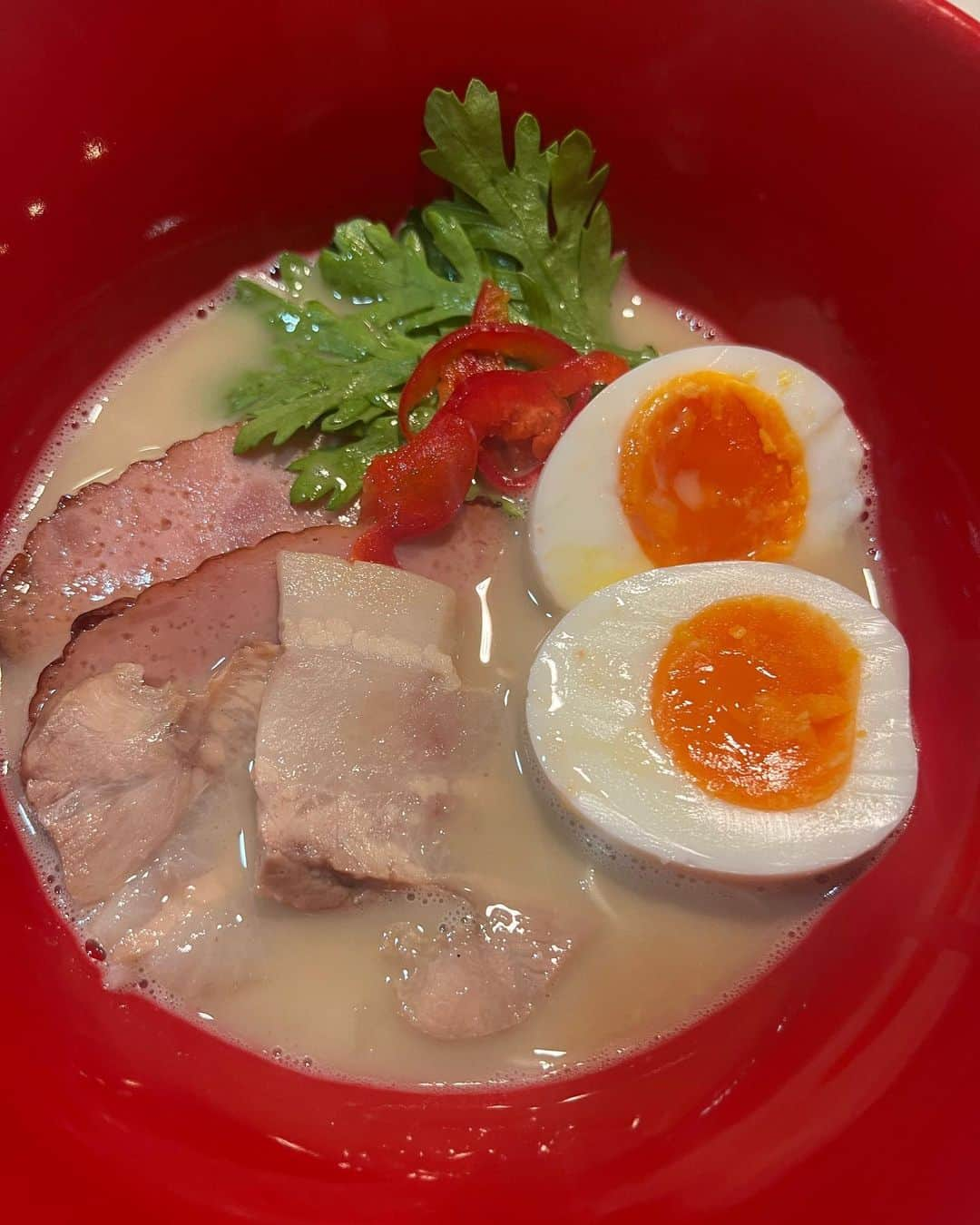 神谷麻美さんのインスタグラム写真 - (神谷麻美Instagram)「石田鉄平のとんこつラーメン 作ったよ💖🍜🥰✨️  #豚骨ラーメン 🍜🐖💖✨️ 濃厚でクリーミーで、美味しすぎるっ🥰🍜💖✨️  しかも汁の中にチャーシュー入ってて、美味しかったぁ🍜🥰💖✨️  北海道小麦3種をブレンドしたこだわりの自家製麺🍜💕と、 国産豚骨のみ使用🐷💖✨️  PR @ishidateppei_gyoza #通販ラーメン #ラーメン通販 #冷凍ラーメン #冷凍麺 #通販グルメ」12月4日 21時17分 - asamice428