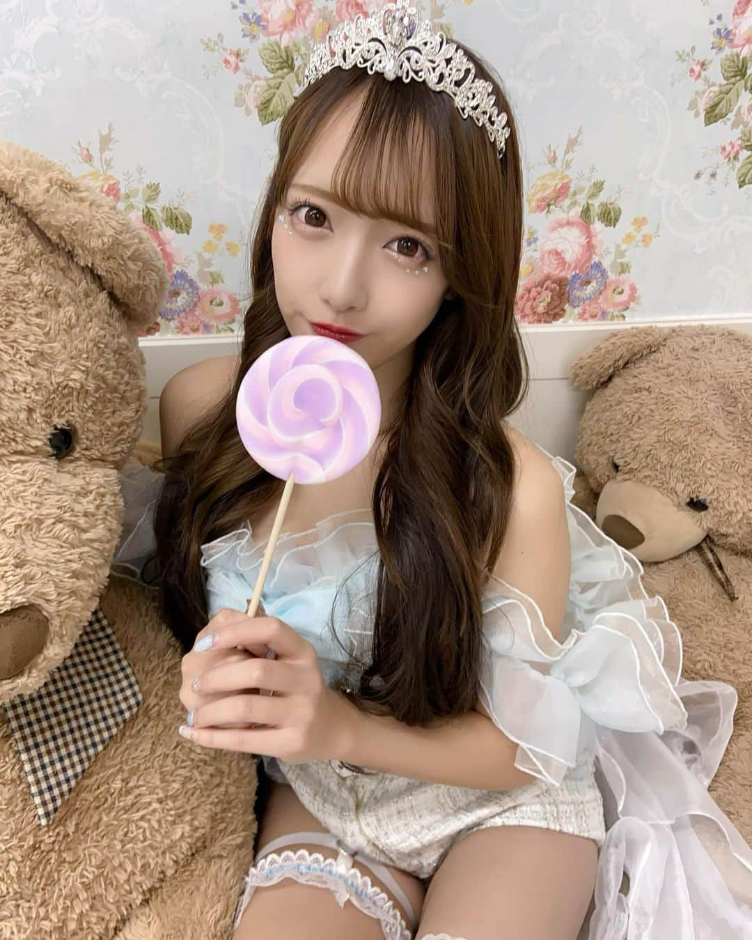 丸山ほのかさんのインスタグラム写真 - (丸山ほのかInstagram)「. ぺろっ🍭 . . . . . .  . #生誕祭#衣装#アイドル#アイドル衣装#プリンセス#オフショル#🍭#アメ#写真#カメラ#撮影#撮影スタジオ#スタジオ#スタジオ撮影#ガーター#ガーターベルト#ニーハイ#太もも#絶対領域#ロングヘア#エクステ#メイク#アイドルメイク#ラインストーン」12月4日 21時17分 - honoka__hs