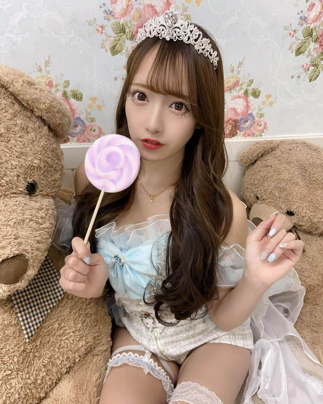 丸山ほのかさんのインスタグラム写真 - (丸山ほのかInstagram)「. ぺろっ🍭 . . . . . .  . #生誕祭#衣装#アイドル#アイドル衣装#プリンセス#オフショル#🍭#アメ#写真#カメラ#撮影#撮影スタジオ#スタジオ#スタジオ撮影#ガーター#ガーターベルト#ニーハイ#太もも#絶対領域#ロングヘア#エクステ#メイク#アイドルメイク#ラインストーン」12月4日 21時17分 - honoka__hs