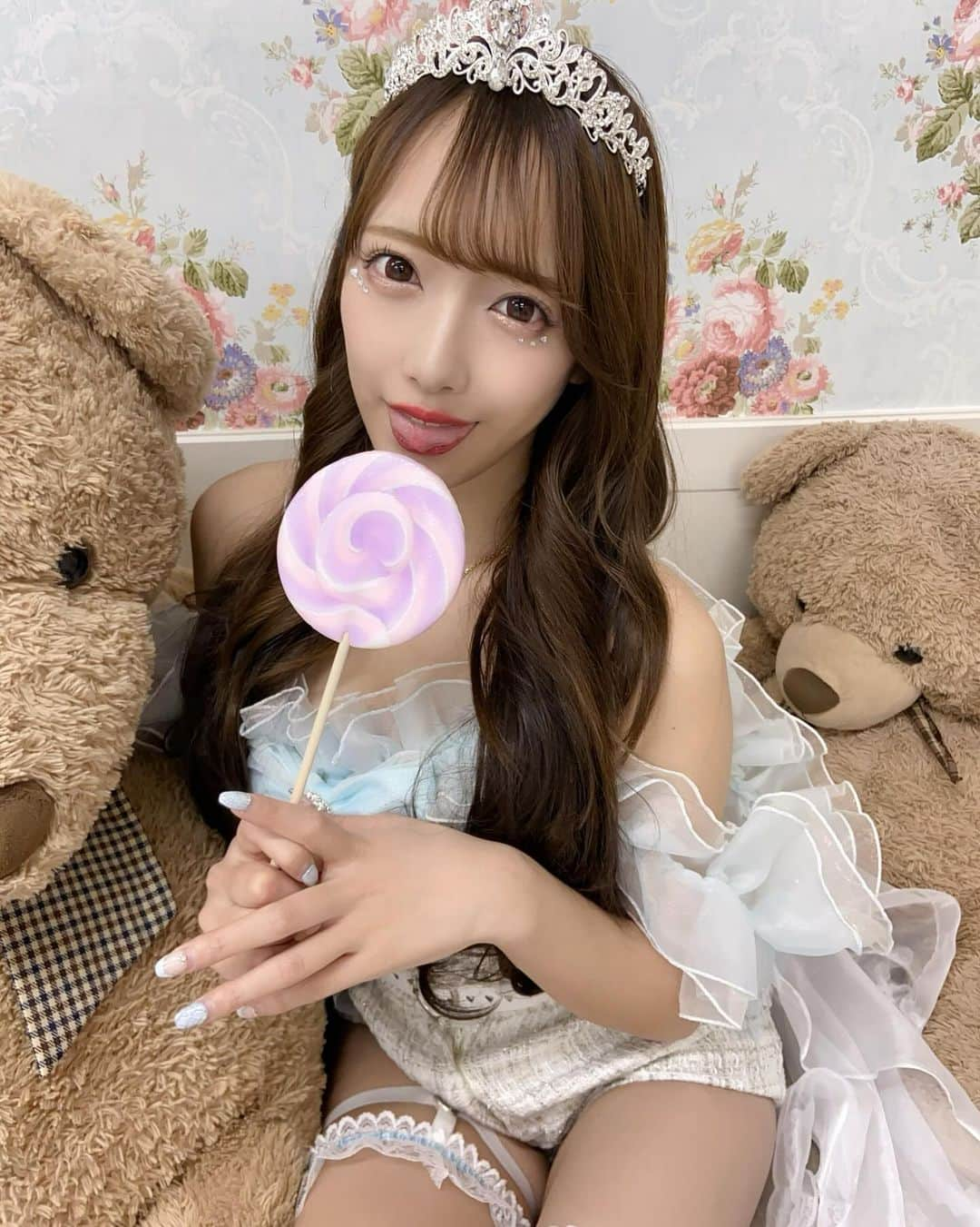 丸山ほのかさんのインスタグラム写真 - (丸山ほのかInstagram)「. ぺろっ🍭 . . . . . .  . #生誕祭#衣装#アイドル#アイドル衣装#プリンセス#オフショル#🍭#アメ#写真#カメラ#撮影#撮影スタジオ#スタジオ#スタジオ撮影#ガーター#ガーターベルト#ニーハイ#太もも#絶対領域#ロングヘア#エクステ#メイク#アイドルメイク#ラインストーン」12月4日 21時17分 - honoka__hs