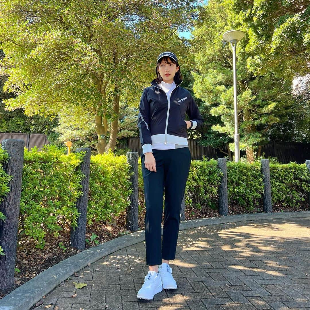 中島亜莉沙のインスタグラム：「気付けばもう12月❄️ 明後日の方向を見ながらゴルフウェア紹介🖤  アウターは薄手なのにしっかり暖かい🤲🏻 カットラインが綺麗でスタイリッシュに見せてくれる！ アシメトリーなデザインがお気に入り♡ @newbalancegolf_japan   #アンダーで回れそうな雰囲気コーデ  #newbalance #newbalancegolf #ニューバランス #ニューバランスゴルフ #ゴルフ #ゴルフウェア #ゴルフコーデ #スポーツウェア #ゴルフ女子 #コーデ紹介 #冬コーデ #マタニティコーデ  #マタニティゴルフ #golf #골프　#골프여자　#尔夫球 #高尔夫」