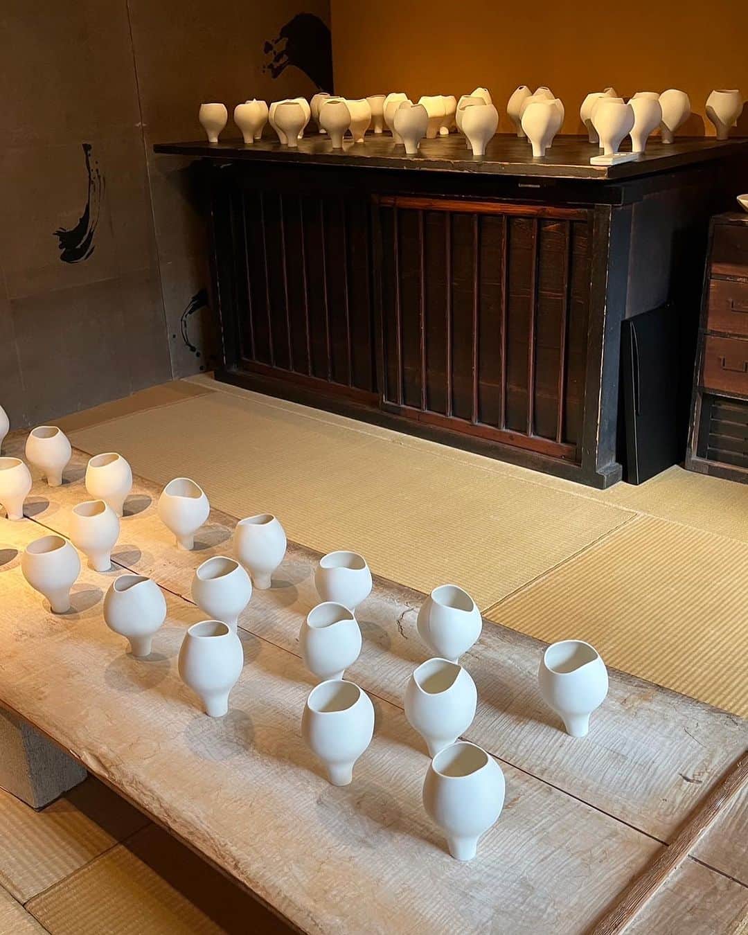 botanypaintingさんのインスタグラム写真 - (botanypaintingInstagram)「LIFE is ART  楽しい日々を感じ 美しい景色を見て 美味しい物を食べて生きる  「杉本光俊の白い器」  ボタニーペインティング代表杉本の個展のご案内  神奈川県小田原市南町　1-3-12 うつわ・菜の花にて 2023年12月10日（日）まで開催中 ※12月6日（水）は、お休み  ボタニーペインティングのパートナー講師の方々も 遊びに来てくれ ありがとうございます 在廊日追加します 平日の不定時間と9日（土）・10日（日）にも終日在廊 お気軽にお越しください。  蓮の蕾の花瓶が人気です カップは3,000円から  LIFE is Beautiful   #ボタニーペインティング #botanypainting  #蓮 #蓮の蕾 #白磁 #白い器 #小田原観光  #和菓子菜の花 #うつわ菜の花  @utsuwananohana」12月4日 21時28分 - botanypainting