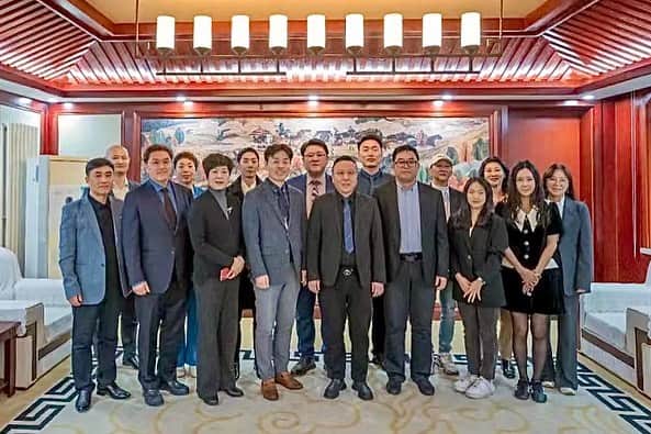 ダリ さんのインスタグラム写真 - (ダリ Instagram)「FAM✪US FAMILIA 🇰🇷⚔️🇨🇳 페이머스 여우위앤(Lawrence You) 회장님과  내몽고협의회분들과 미팅후 저녁 만찬. 큰 문을 열어 주시고 작은 저를 초대 해주신  여우위앤 회장님께 감사드립니다. 위앤 따거 Wdup 🫶🌹 #페이머스국제 #FamousInternational #菲墨斯国际 #페이머스 #Famous #菲墨斯 #홍루몽 #HongLouMeng #한중문화교류 #红楼梦 #랑팡 #Langfang #廊坊」12月4日 21時21分 - daridentity