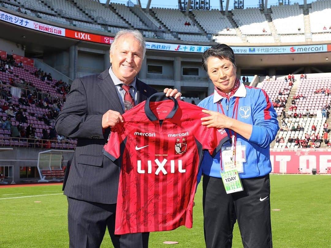 ジーコさんのインスタグラム写真 - (ジーコInstagram)「Um dia especial e emocionante no Estádio do Kashima na última rodada da J League que teve o Vissel Kobe Campeão. Antes do jogo, @kashima.antlers 2x1 Yokohama, que deixou o clube na quinta posição na liga, fui incumbido de homenagear 11 voluntários que desde que começou a liga sempre estiveram presentes ajudando o clube. Foi entregue uma camisa, assinada por todos os jogadores,de presente para cada um. Também,assim como no Brasil, tivemos despedidas de varios jogadores aqui no Japão e um deles foi nosso goleiro coreano Sun Tae, único jogador Tri-campeão da Champions da Asia (ACL).」12月4日 21時21分 - zico