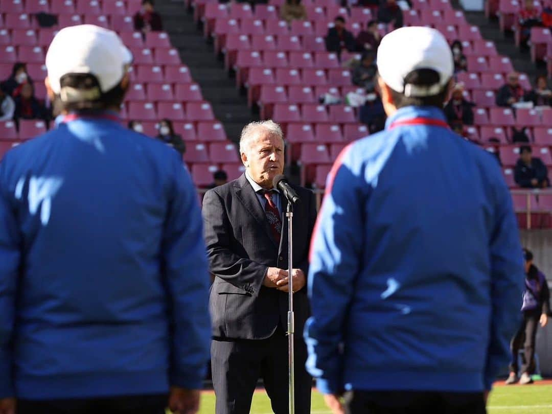 ジーコさんのインスタグラム写真 - (ジーコInstagram)「Um dia especial e emocionante no Estádio do Kashima na última rodada da J League que teve o Vissel Kobe Campeão. Antes do jogo, @kashima.antlers 2x1 Yokohama, que deixou o clube na quinta posição na liga, fui incumbido de homenagear 11 voluntários que desde que começou a liga sempre estiveram presentes ajudando o clube. Foi entregue uma camisa, assinada por todos os jogadores,de presente para cada um. Também,assim como no Brasil, tivemos despedidas de varios jogadores aqui no Japão e um deles foi nosso goleiro coreano Sun Tae, único jogador Tri-campeão da Champions da Asia (ACL).」12月4日 21時21分 - zico