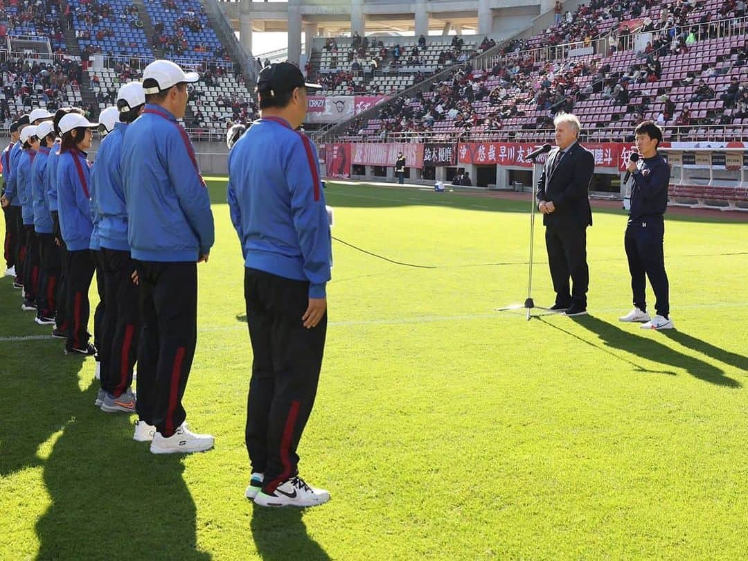 ジーコさんのインスタグラム写真 - (ジーコInstagram)「Um dia especial e emocionante no Estádio do Kashima na última rodada da J League que teve o Vissel Kobe Campeão. Antes do jogo, @kashima.antlers 2x1 Yokohama, que deixou o clube na quinta posição na liga, fui incumbido de homenagear 11 voluntários que desde que começou a liga sempre estiveram presentes ajudando o clube. Foi entregue uma camisa, assinada por todos os jogadores,de presente para cada um. Também,assim como no Brasil, tivemos despedidas de varios jogadores aqui no Japão e um deles foi nosso goleiro coreano Sun Tae, único jogador Tri-campeão da Champions da Asia (ACL).」12月4日 21時21分 - zico