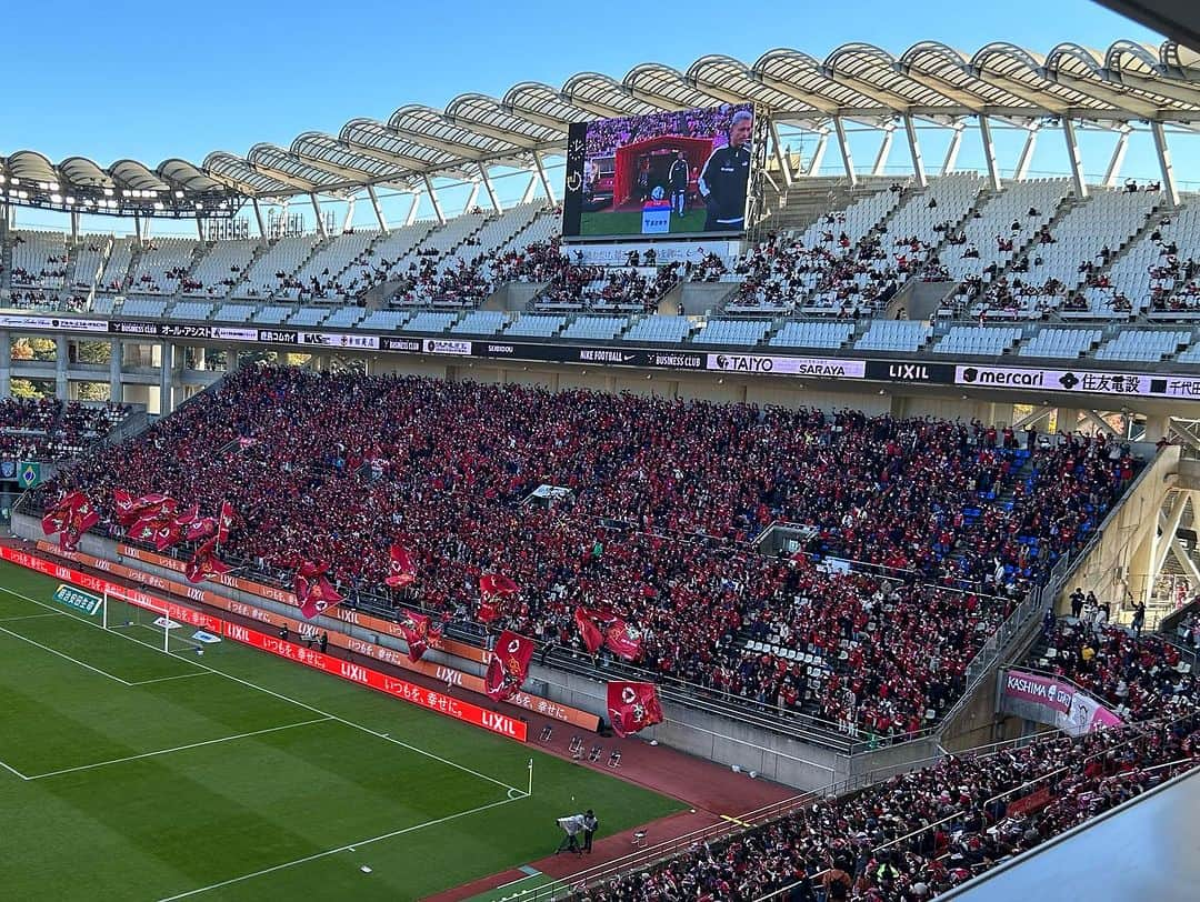 ジーコさんのインスタグラム写真 - (ジーコInstagram)「Um dia especial e emocionante no Estádio do Kashima na última rodada da J League que teve o Vissel Kobe Campeão. Antes do jogo, @kashima.antlers 2x1 Yokohama, que deixou o clube na quinta posição na liga, fui incumbido de homenagear 11 voluntários que desde que começou a liga sempre estiveram presentes ajudando o clube. Foi entregue uma camisa, assinada por todos os jogadores,de presente para cada um. Também,assim como no Brasil, tivemos despedidas de varios jogadores aqui no Japão e um deles foi nosso goleiro coreano Sun Tae, único jogador Tri-campeão da Champions da Asia (ACL).」12月4日 21時21分 - zico