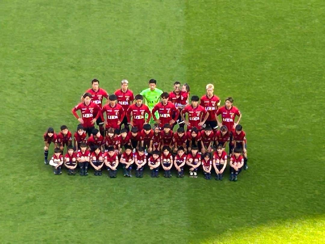 ジーコさんのインスタグラム写真 - (ジーコInstagram)「Um dia especial e emocionante no Estádio do Kashima na última rodada da J League que teve o Vissel Kobe Campeão. Antes do jogo, @kashima.antlers 2x1 Yokohama, que deixou o clube na quinta posição na liga, fui incumbido de homenagear 11 voluntários que desde que começou a liga sempre estiveram presentes ajudando o clube. Foi entregue uma camisa, assinada por todos os jogadores,de presente para cada um. Também,assim como no Brasil, tivemos despedidas de varios jogadores aqui no Japão e um deles foi nosso goleiro coreano Sun Tae, único jogador Tri-campeão da Champions da Asia (ACL).」12月4日 21時21分 - zico