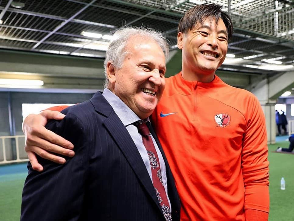 ジーコさんのインスタグラム写真 - (ジーコInstagram)「Um dia especial e emocionante no Estádio do Kashima na última rodada da J League que teve o Vissel Kobe Campeão. Antes do jogo, @kashima.antlers 2x1 Yokohama, que deixou o clube na quinta posição na liga, fui incumbido de homenagear 11 voluntários que desde que começou a liga sempre estiveram presentes ajudando o clube. Foi entregue uma camisa, assinada por todos os jogadores,de presente para cada um. Também,assim como no Brasil, tivemos despedidas de varios jogadores aqui no Japão e um deles foi nosso goleiro coreano Sun Tae, único jogador Tri-campeão da Champions da Asia (ACL).」12月4日 21時21分 - zico