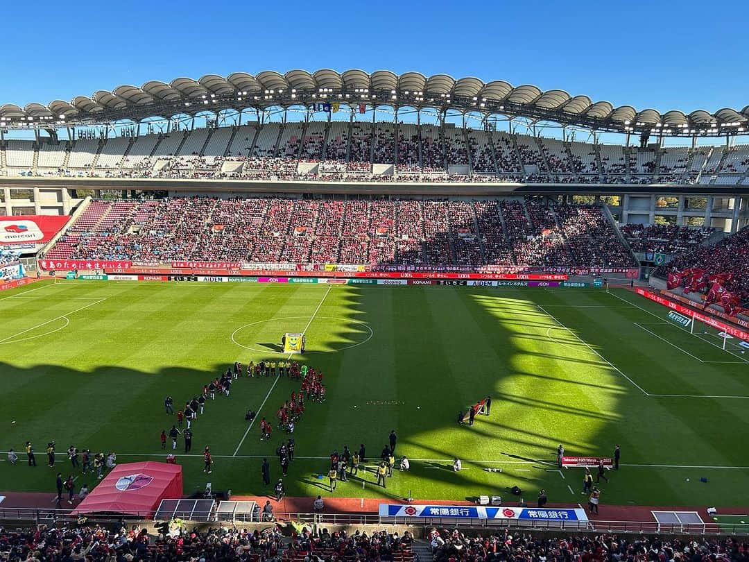 ジーコさんのインスタグラム写真 - (ジーコInstagram)「Um dia especial e emocionante no Estádio do Kashima na última rodada da J League que teve o Vissel Kobe Campeão. Antes do jogo, @kashima.antlers 2x1 Yokohama, que deixou o clube na quinta posição na liga, fui incumbido de homenagear 11 voluntários que desde que começou a liga sempre estiveram presentes ajudando o clube. Foi entregue uma camisa, assinada por todos os jogadores,de presente para cada um. Também,assim como no Brasil, tivemos despedidas de varios jogadores aqui no Japão e um deles foi nosso goleiro coreano Sun Tae, único jogador Tri-campeão da Champions da Asia (ACL).」12月4日 21時21分 - zico