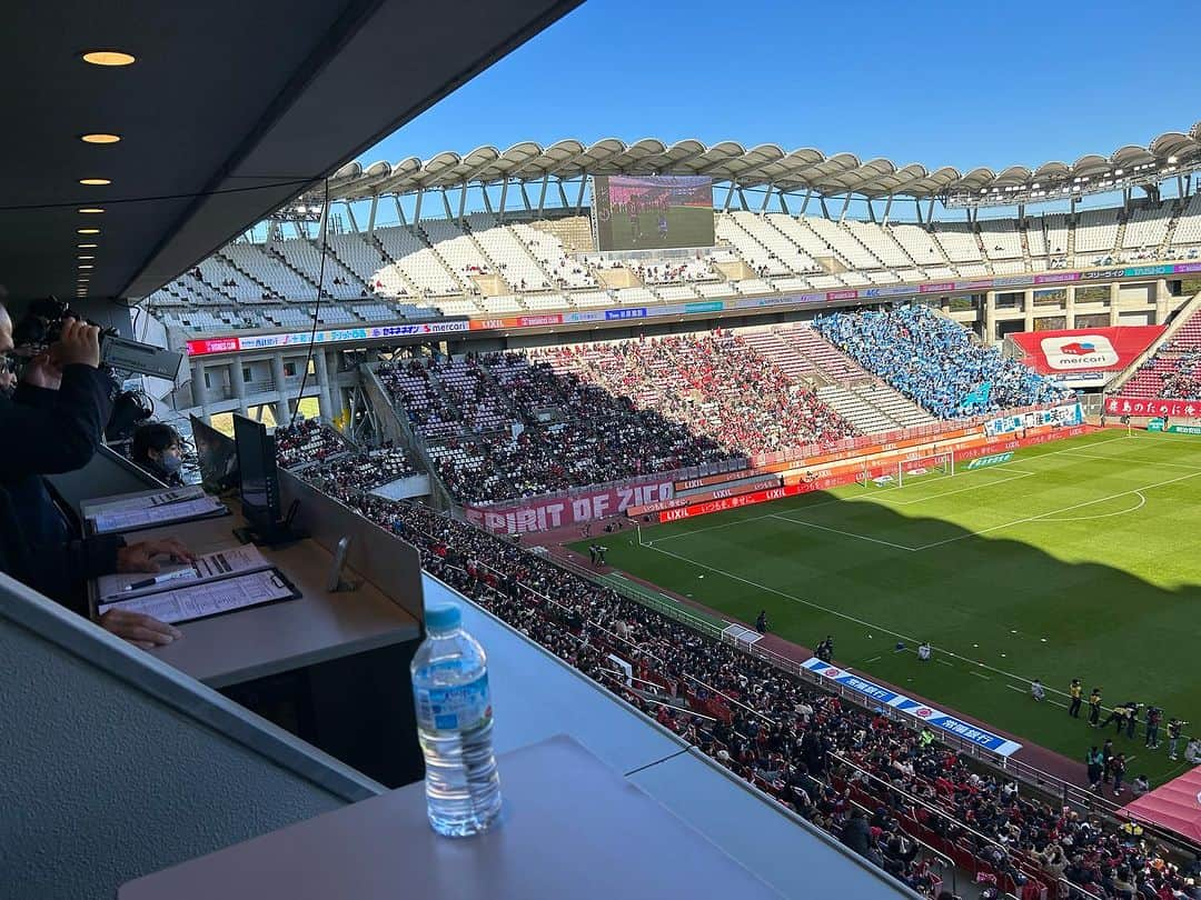 ジーコさんのインスタグラム写真 - (ジーコInstagram)「Um dia especial e emocionante no Estádio do Kashima na última rodada da J League que teve o Vissel Kobe Campeão. Antes do jogo, @kashima.antlers 2x1 Yokohama, que deixou o clube na quinta posição na liga, fui incumbido de homenagear 11 voluntários que desde que começou a liga sempre estiveram presentes ajudando o clube. Foi entregue uma camisa, assinada por todos os jogadores,de presente para cada um. Também,assim como no Brasil, tivemos despedidas de varios jogadores aqui no Japão e um deles foi nosso goleiro coreano Sun Tae, único jogador Tri-campeão da Champions da Asia (ACL).」12月4日 21時21分 - zico