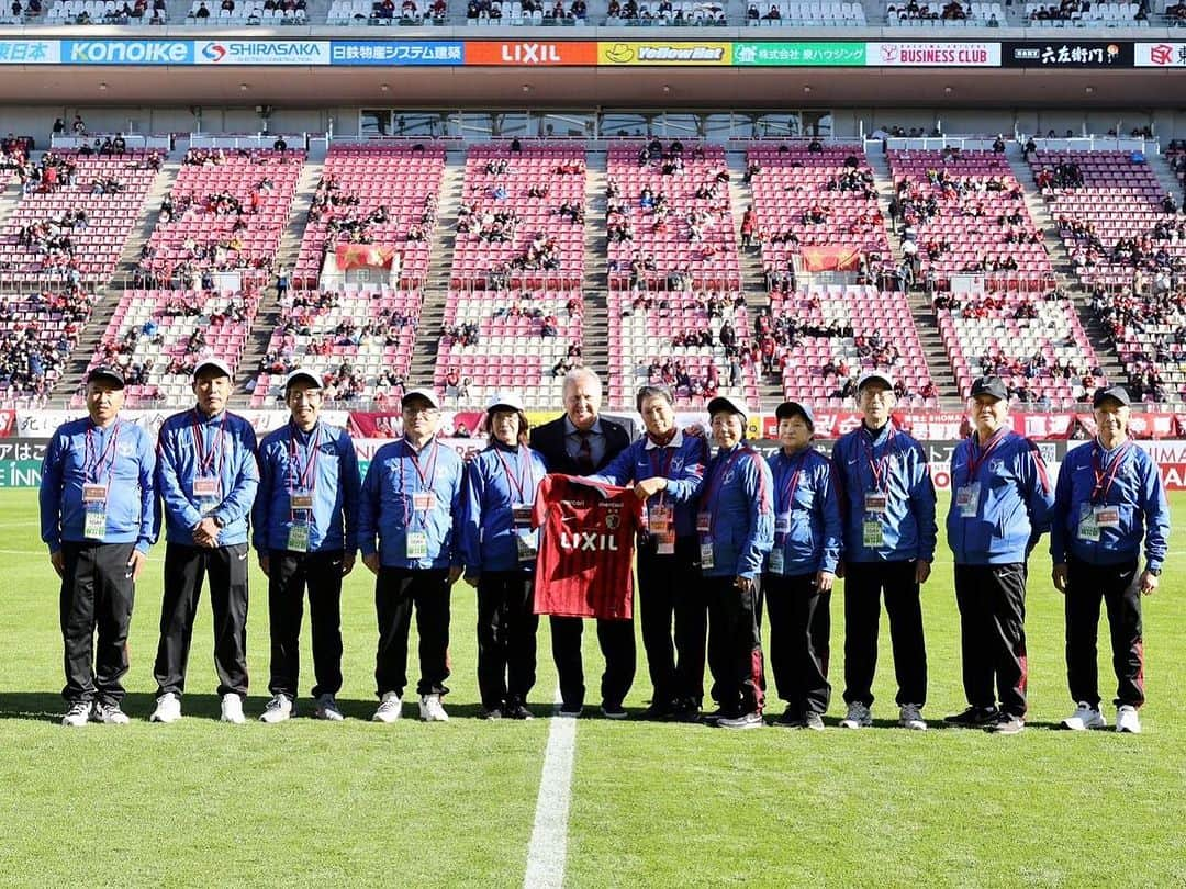 ジーコのインスタグラム：「Um dia especial e emocionante no Estádio do Kashima na última rodada da J League que teve o Vissel Kobe Campeão. Antes do jogo, @kashima.antlers 2x1 Yokohama, que deixou o clube na quinta posição na liga, fui incumbido de homenagear 11 voluntários que desde que começou a liga sempre estiveram presentes ajudando o clube. Foi entregue uma camisa, assinada por todos os jogadores,de presente para cada um. Também,assim como no Brasil, tivemos despedidas de varios jogadores aqui no Japão e um deles foi nosso goleiro coreano Sun Tae, único jogador Tri-campeão da Champions da Asia (ACL).」