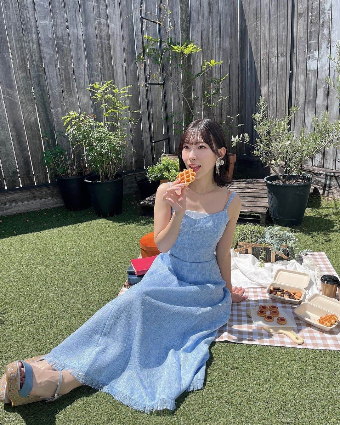 岩佐美咲さんのインスタグラム写真 - (岩佐美咲Instagram)「今日はオンラインカレンダーサイン会でした🫶　　　　　　　　　 ご購入頂いた皆さまありがとうございました〜😌！　　　　　　　 オフショット少しずつ載せていきますね！　　　　　　　　　　　　 季節外れではありますが私のお気に入りのショットから🌼　　　　　　 　　　　　　　　　　　　　　　　　　　　　　　　　　　　　　　　 #カレンダー #2024 #オフショット #ピクニック」12月4日 21時21分 - wasaminnn