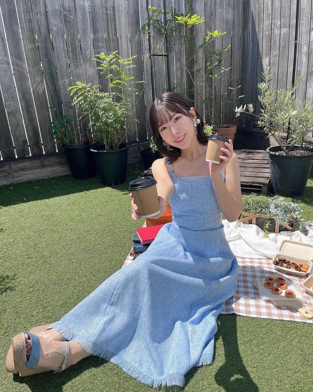 岩佐美咲さんのインスタグラム写真 - (岩佐美咲Instagram)「今日はオンラインカレンダーサイン会でした🫶　　　　　　　　　 ご購入頂いた皆さまありがとうございました〜😌！　　　　　　　 オフショット少しずつ載せていきますね！　　　　　　　　　　　　 季節外れではありますが私のお気に入りのショットから🌼　　　　　　 　　　　　　　　　　　　　　　　　　　　　　　　　　　　　　　　 #カレンダー #2024 #オフショット #ピクニック」12月4日 21時21分 - wasaminnn