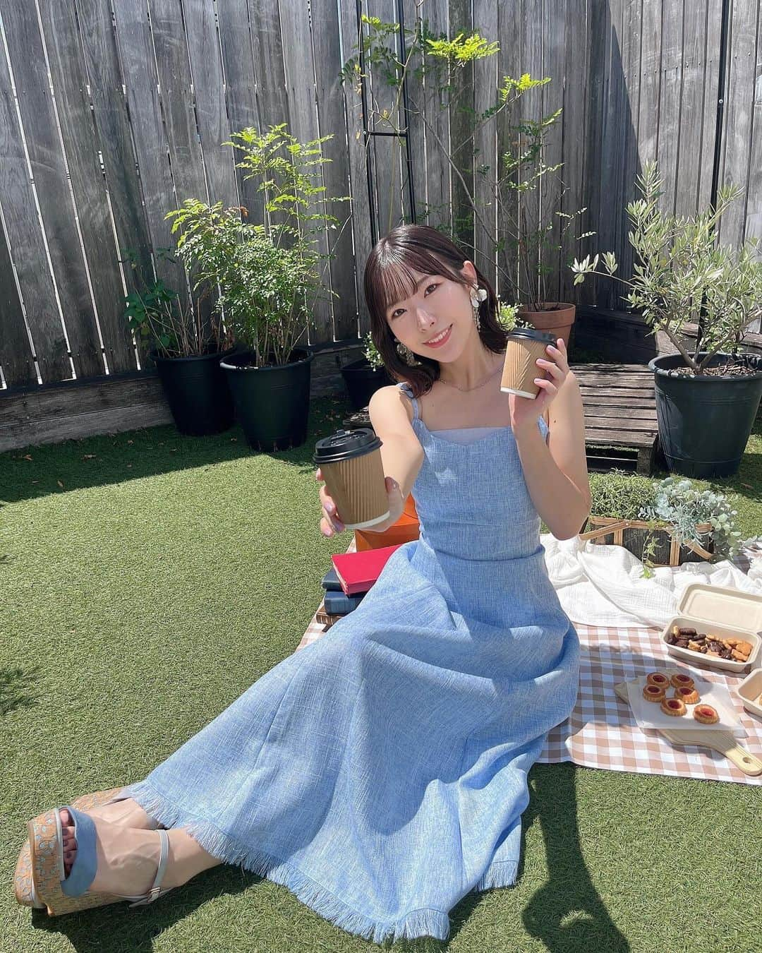 岩佐美咲のインスタグラム：「今日はオンラインカレンダーサイン会でした🫶　　　　　　　　　 ご購入頂いた皆さまありがとうございました〜😌！　　　　　　　 オフショット少しずつ載せていきますね！　　　　　　　　　　　　 季節外れではありますが私のお気に入りのショットから🌼　　　　　　 　　　　　　　　　　　　　　　　　　　　　　　　　　　　　　　　 #カレンダー #2024 #オフショット #ピクニック」