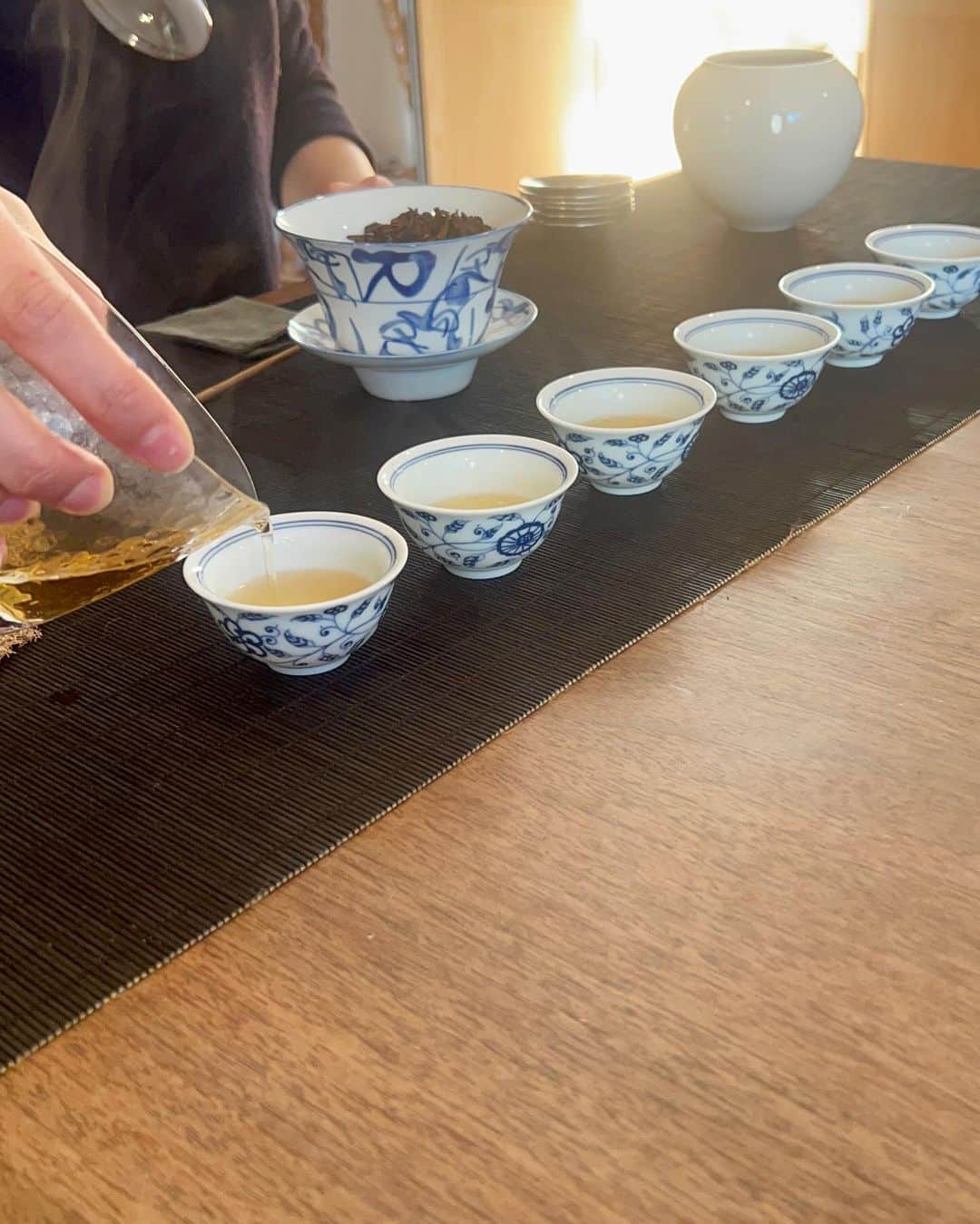 AYUMIさんのインスタグラム写真 - (AYUMIInstagram)「葉山でお茶のお稽古 12月ということでクリスマスティー🎄🫖 そして台湾茶を教えていただきました @sobaetea   数ヶ月に一度のお茶のお稽古がとても楽しみです  いつもほのぼの、心がポカポカになって 前に向かう力がムクムクとパワーアップ✨  そんなふうに気持ちを高めあえることに感謝です  お茶のお稽古のあとは葉山の @luke_hayama で忘年会。 みんなで来年に向けて予祝で、めで鯛 鯛のアクアパッツァを食べました😊  #中国茶稽古 #台湾茶稽古 #クリスマスティー」12月4日 21時22分 - ayumiayunco