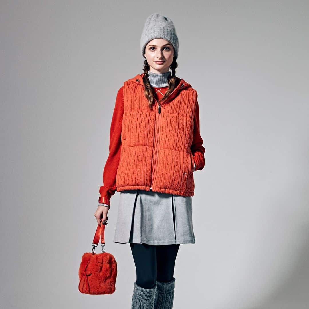 Munsingwearさんのインスタグラム写真 - (MunsingwearInstagram)「オレンジ×グレーの配色が洗練された大人を演出する冬のゴルフスタイル。 暖かみを感じるケーブル編みのニットアウターベストが主役。 アーガイル柄のセーターを合わせてアクセントをプラスし、ボックスプリーツスカートを合わせて上品なルックスに。  ーーー HEATNAVIニットベスト アーガイルタートルネックセーター ストレッチボックスプリーツスカート(42cm丈)  ================================== 『2023年秋冬 シーズンコレクション Vol.4』 グレーをベースにオレンジを差した組み合わせで上品な暖かみを演出。柄や配色で表現したデザインは、どこかノスタルジックな雰囲気を醸し出すコレクション。  #munsingwear #マンシングウェア #シーズンコレクション  #ゴルフ #golf #ゴルフウェア #レディースゴルフウェア #ゴルフ女子 #女子ゴルフ #ニット #ベスト #ケーブル編み #ダウンベスト #ニットベスト #ゴルフアウター #ゴルフウェアブランド #ゴルフファッション #ゴルフコーデ #蓄熱保温機能 #機能性素材」12月4日 21時22分 - munsingwear_jp