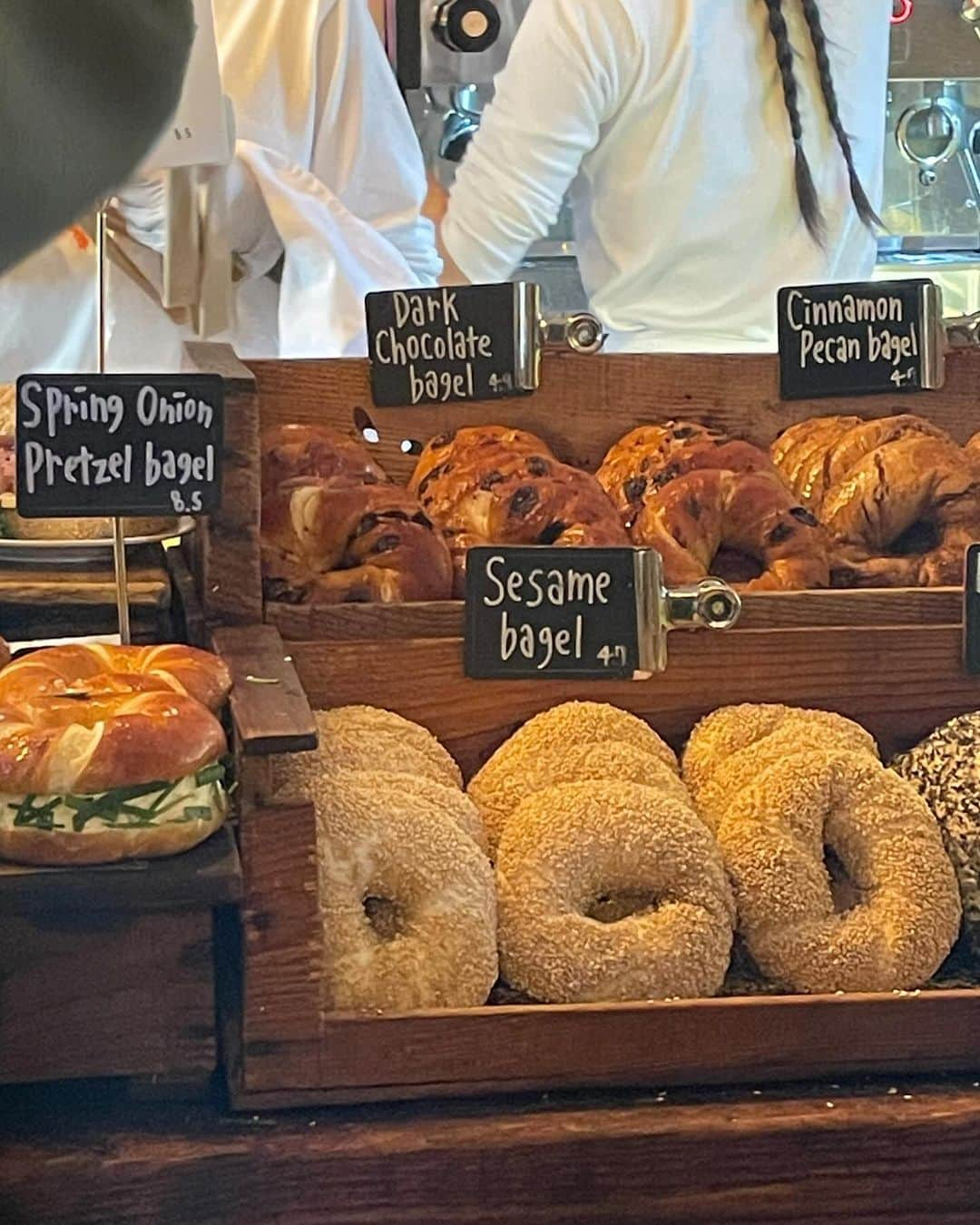 日向未来さんのインスタグラム写真 - (日向未来Instagram)「.  絶対行きたかったベーグル屋さん (@london.bagel.museum )🥯💕  朝8時前に並んで1時間くらい待ってやっと入れた 店内にサンタさんいっぱいいて可愛かった♥️  追加で甘めなクリームチーズくださいって店員さんに伝えたら おすすめの選んでくれた🫶🏻 キャラメリゼされたナッツ入っててやばやばでした🤭」12月4日 21時22分 - mirai_hinata.official