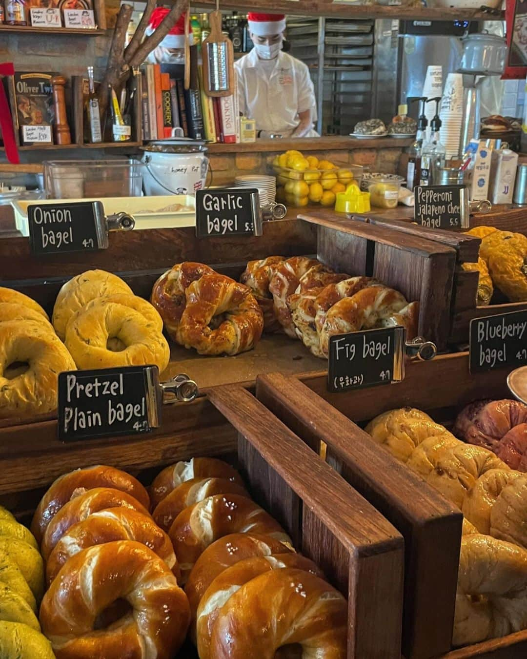 日向未来のインスタグラム：「.  絶対行きたかったベーグル屋さん (@london.bagel.museum )🥯💕  朝8時前に並んで1時間くらい待ってやっと入れた 店内にサンタさんいっぱいいて可愛かった♥️  追加で甘めなクリームチーズくださいって店員さんに伝えたら おすすめの選んでくれた🫶🏻 キャラメリゼされたナッツ入っててやばやばでした🤭」