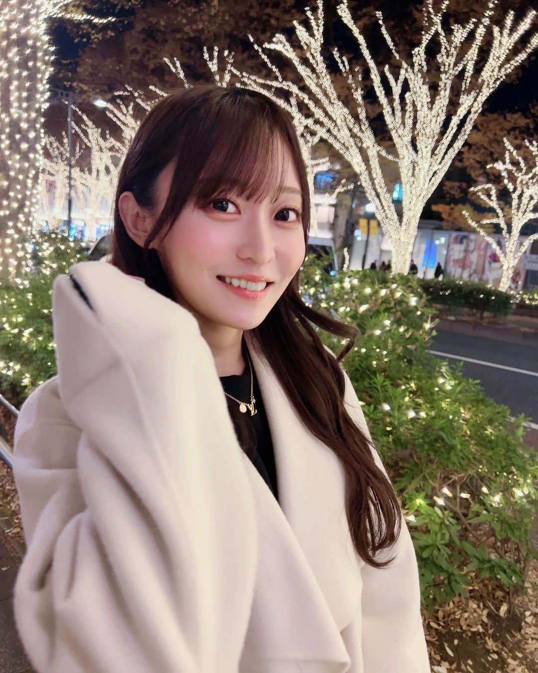 石飛恵里花のインスタグラム：「. 12月も頑張りすぎずに頑張ろ〜💫  はるかとイルミネーション見てきた🎄🎁 街中キラキラしてて嬉しい👼」