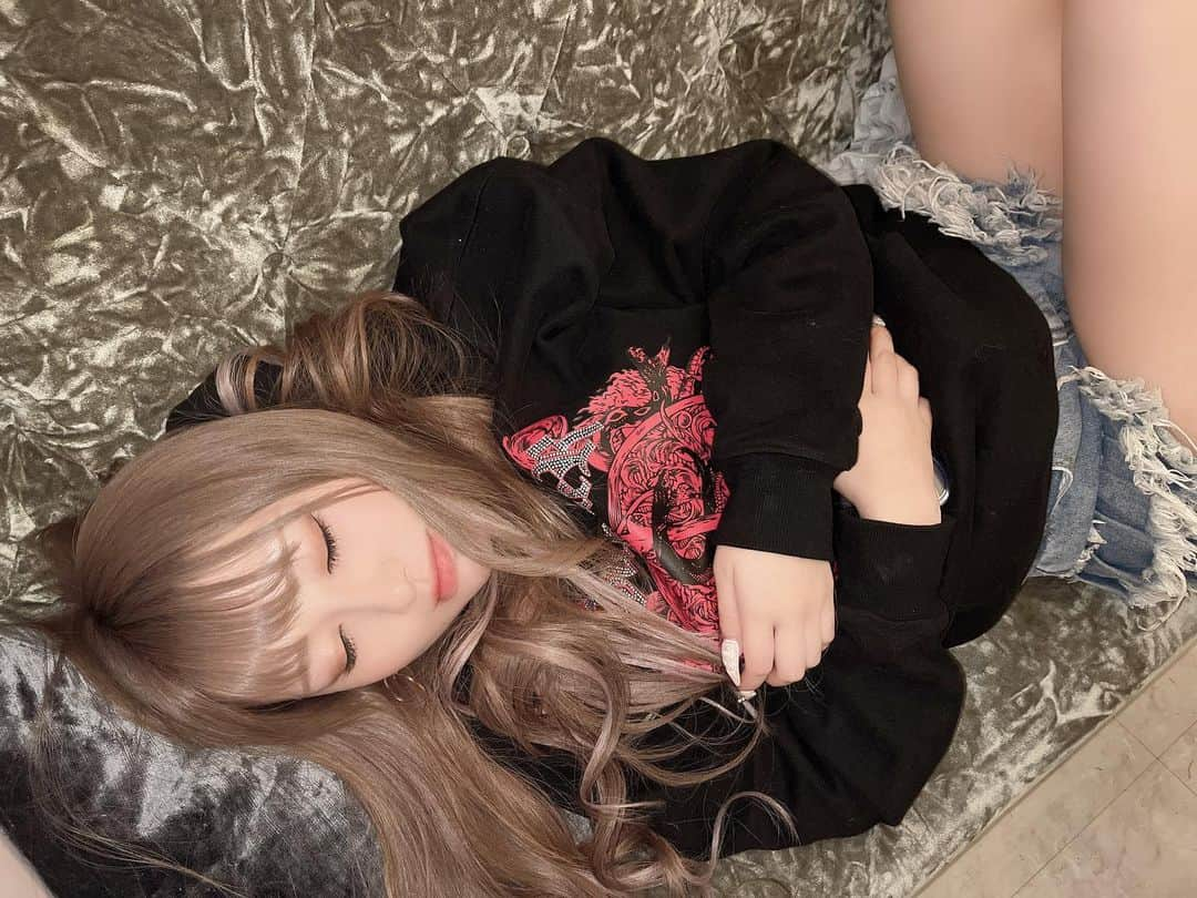 佐藤くるみさんのインスタグラム写真 - (佐藤くるみInstagram)「酔ったら隅っこで寝るタイプです😴   #photography #cosplay #cosplayer #cosplaygirl #selfie #japanese #歌舞伎町 #新宿 #ミナミ #コンカフェ #コンセプトカフェ #舞々悪魔 #メイドカフェ  #自撮り #せるふぃー  #コンカフェ嬢 #コンカフェ店員 #アイドル #地下アイドル #コスプレ #コスプレイヤー」12月4日 21時23分 - kurumilk_sato