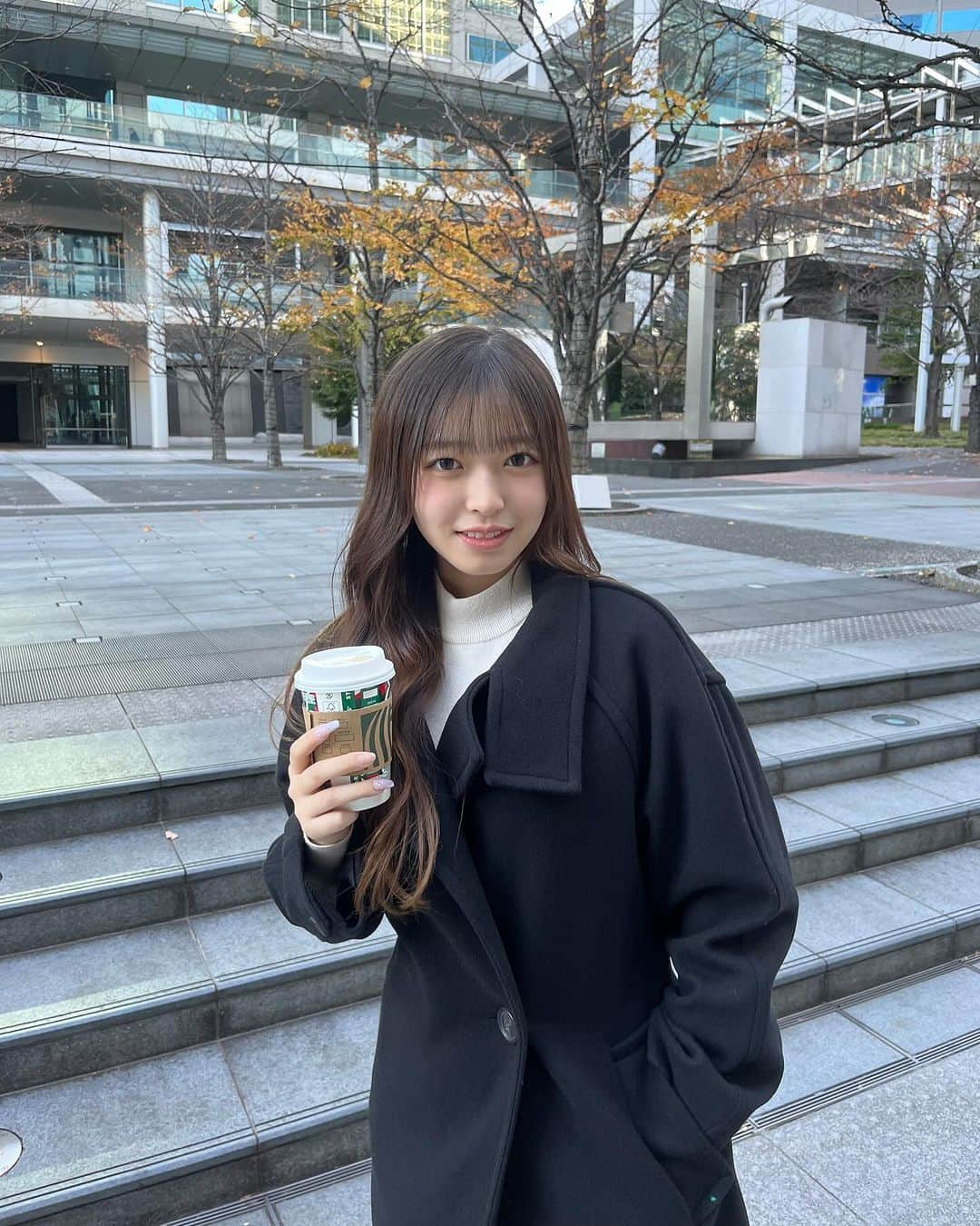 黒江心温さんのインスタグラム写真 - (黒江心温Instagram)「☕𓈒𓏸︎︎︎︎     このコートかわいいでしょ💭     大人っぽい服装するとスタバ飲みたくなっちゃう😽笑        #05  #jk  #fyp」12月4日 21時23分 - koharun_586