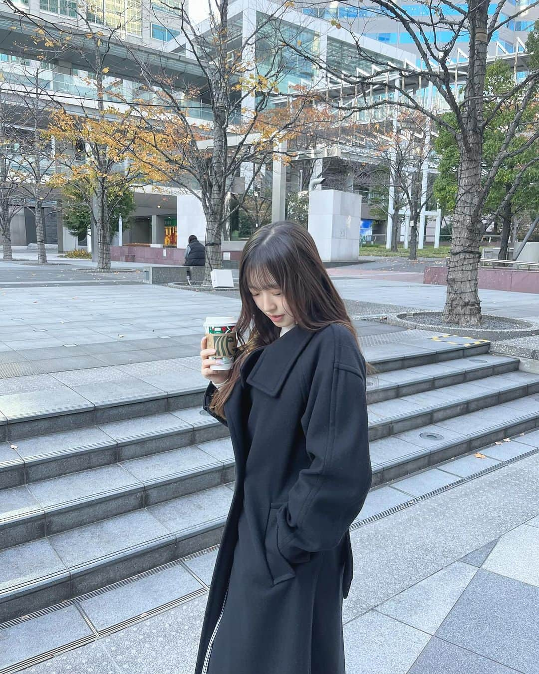 黒江心温のインスタグラム：「☕𓈒𓏸︎︎︎︎     このコートかわいいでしょ💭     大人っぽい服装するとスタバ飲みたくなっちゃう😽笑        #05  #jk  #fyp」