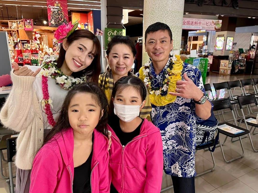 松浦彩さんのインスタグラム写真 - (松浦彩Instagram)「遅くなりましたが…  Aloha Yamagata 2023 in AEON MALL 全4回、大団円で終了となりました🌺🤍 ありがとうございました！  ⠀ 表情豊かなステージは一日居ても常に新鮮で、それぞれの曲と振りに込められた願いや思いを豊かに表現するみなさんのお姿にうっとり🥺🤍 同じ曲でも教室や先生によって解釈と伝え方が変わり、毎回とにかく楽しかったです！  年齢を聞いて顎が外れそうになるほどみなさん立ち姿や所作が美しくてキラキラされていて、打ち込めるものがある人は素敵だなあと改めて思いました。  フラの先生方は優しい方が多くて、レイやお花、花冠をプレゼントしてくださって…大切にします😭♡  そういえば学生の頃旅先でみたフラやポリネシアンダンサーさんが本当に素敵でずっと憧れていたことを思い出しました。いつか習ってみたいなあ💭  #AlohaYamagata #フラダンスイベント #フラダンス #FM山形 #AEONMALL」12月4日 21時24分 - ayamatsuura.s