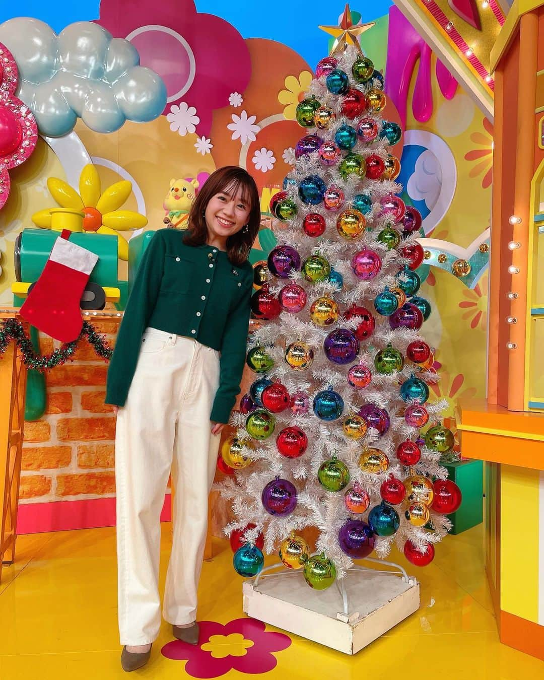 浦野モモさんのインスタグラム写真 - (浦野モモInstagram)「🎄 今日からスタジオがクリスマスムードに🫧可愛い〜 私も頭に⭐️をつけたらツリーになれそうな衣装でした！笑」12月4日 21時25分 - momourano