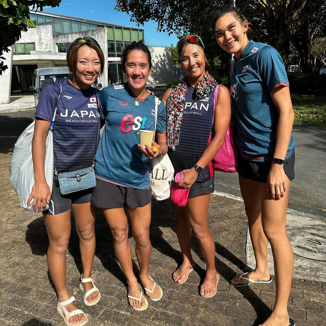 長谷川暁子さんのインスタグラム写真 - (長谷川暁子Instagram)「⁡The TOP 10 for Beach Pro Tour Challenge Philippine🇵🇭(Nuvali) フィリピン🇵🇭大会は9位タイにて終了しました。 たくさんの応援ありがとうございました!!  今大会は予選から勝ち上がり、全部で6試合15セット戦いました。 気温も高い中、何度も接戦がありましたが、力を合わせて戦い抜くことが出来ました！  試合中は相手から狙われることも多く、ボールをたくさん触る機会が増えたことで、 ベストスコアラーとベストアタッカーになりました！  バレーボールでもビーチバレーボールでも得点が取れるのはチームメイトのおかげです。 美樹( @miki_ishii1107 )良いトスをあげてくれてありがとう😊  大学生時代に猛打賞を獲得していたのですが、チームメイトがいつも私を信じてトスをあげてくれて、レシーブやフォローもしてくれて、熱く戦っていた日々の思い出が蘇ってきました。  3月から始まったシーズンPro Tourは全て終了になります。 応援にサポートにありがとうございました😌  #beachvolleyball #volleyball #女子アスリート #トレーニング女子 #ビーチバレーボール #バレーボール #ＮＴＴコムウェア #nttcomware #長谷川暁子 #akikohasegawa #newerajapan #2XU #BeachProTour ⁡」12月4日 21時27分 - akikohaseg