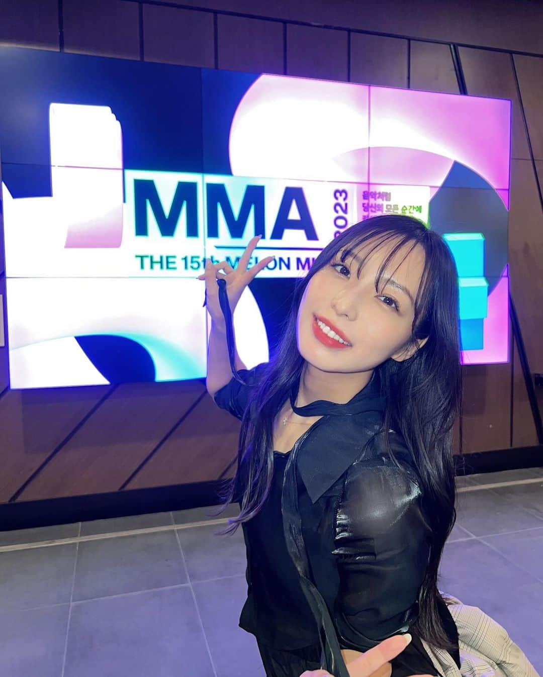 藤堂ラナのインスタグラム：「#mma2023 行ってきた！ 仁川インスパイア きれいだったよ🥺💓 めちゃくちゃ近くで美男美女拝んできました…  MAMA2023にも行けたし大満足！ （2枚目はステージ終了後📸  #韓国旅行 #mama2023 #kpop #korea #fyp #ootd #좋아요 #셀카 #고양이#自撮り #ビジョビ  #黒髪」