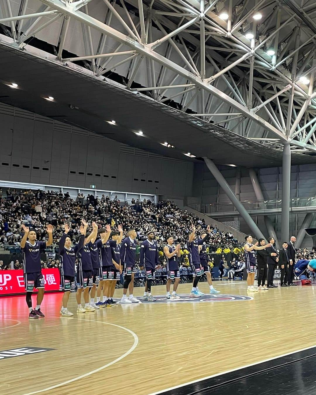 金子実加さんのインスタグラム写真 - (金子実加Instagram)「横浜ビー・コルセアーズ🏀 @yokohama.b_corsairs  かなりレベル高い戦い⛹️‍♂️  めちゃくちゃ、かっこいい😎  #横浜ビーコルセアーズ #横浜 #横浜国際プール #spalding #bcorsairs #yokohama #横浜バスケ #バスケ #バスケットボール #試合 #プロバスケ #プロ #選手」12月4日 21時30分 - kanekomika0127