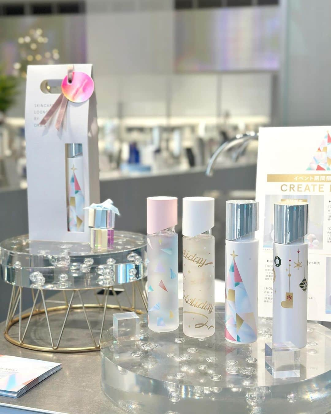 sweetieさんのインスタグラム写真 - (sweetieInstagram)「12/1〜25まで表参道の "SKINCARE LOUNGE BY ORBIS"で クリスマス限定イベントが開催中🎄✨ お招きいただき参加してきました♡  クリスマススタンプラリーでは 星を貯めると現品などが当たる プレゼントツリーに参加できたり オルビスのアイテムを1点以上購入で 韓国で人気のプリクラが楽しめる🫶  真っ白な限定クリスマスドリンクは オーツミルクとホワイトチョコレートに 美容に嬉しい甘酒とジンジャーで スパイスきいてて美味しかったよ♪  大好きな化粧水は店舗限定のホリデーパケや 名入りサービスもできるので ホリデーのプレゼントにもいいよね⍋*⋆❅  珍しく眠そうなうるちゃんにも @maclemacle と姉妹で癒された🐨  詳しくはこちらからチェックしてみてね♡ ▷ @skincare_lounge_by_orbis  ┈┈┈┈┈┈┈┈┈┈┈┈┈┈┈┈┈┈┈ #PR#スキンケアラウンジバイオルビス #ORBISPRISMXMAS#skincareloungebyorbis#オルビス#ORBIS#美容大好き#限定コスメ#クリスマスプレゼント#表参道イベント#クリスマスツリー#表参道カフェ」12月4日 21時34分 - ausweetie