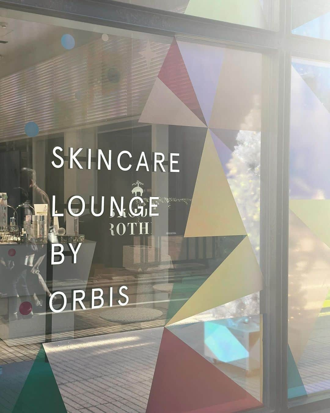 sweetieさんのインスタグラム写真 - (sweetieInstagram)「12/1〜25まで表参道の "SKINCARE LOUNGE BY ORBIS"で クリスマス限定イベントが開催中🎄✨ お招きいただき参加してきました♡  クリスマススタンプラリーでは 星を貯めると現品などが当たる プレゼントツリーに参加できたり オルビスのアイテムを1点以上購入で 韓国で人気のプリクラが楽しめる🫶  真っ白な限定クリスマスドリンクは オーツミルクとホワイトチョコレートに 美容に嬉しい甘酒とジンジャーで スパイスきいてて美味しかったよ♪  大好きな化粧水は店舗限定のホリデーパケや 名入りサービスもできるので ホリデーのプレゼントにもいいよね⍋*⋆❅  珍しく眠そうなうるちゃんにも @maclemacle と姉妹で癒された🐨  詳しくはこちらからチェックしてみてね♡ ▷ @skincare_lounge_by_orbis  ┈┈┈┈┈┈┈┈┈┈┈┈┈┈┈┈┈┈┈ #PR#スキンケアラウンジバイオルビス #ORBISPRISMXMAS#skincareloungebyorbis#オルビス#ORBIS#美容大好き#限定コスメ#クリスマスプレゼント#表参道イベント#クリスマスツリー#表参道カフェ」12月4日 21時34分 - ausweetie