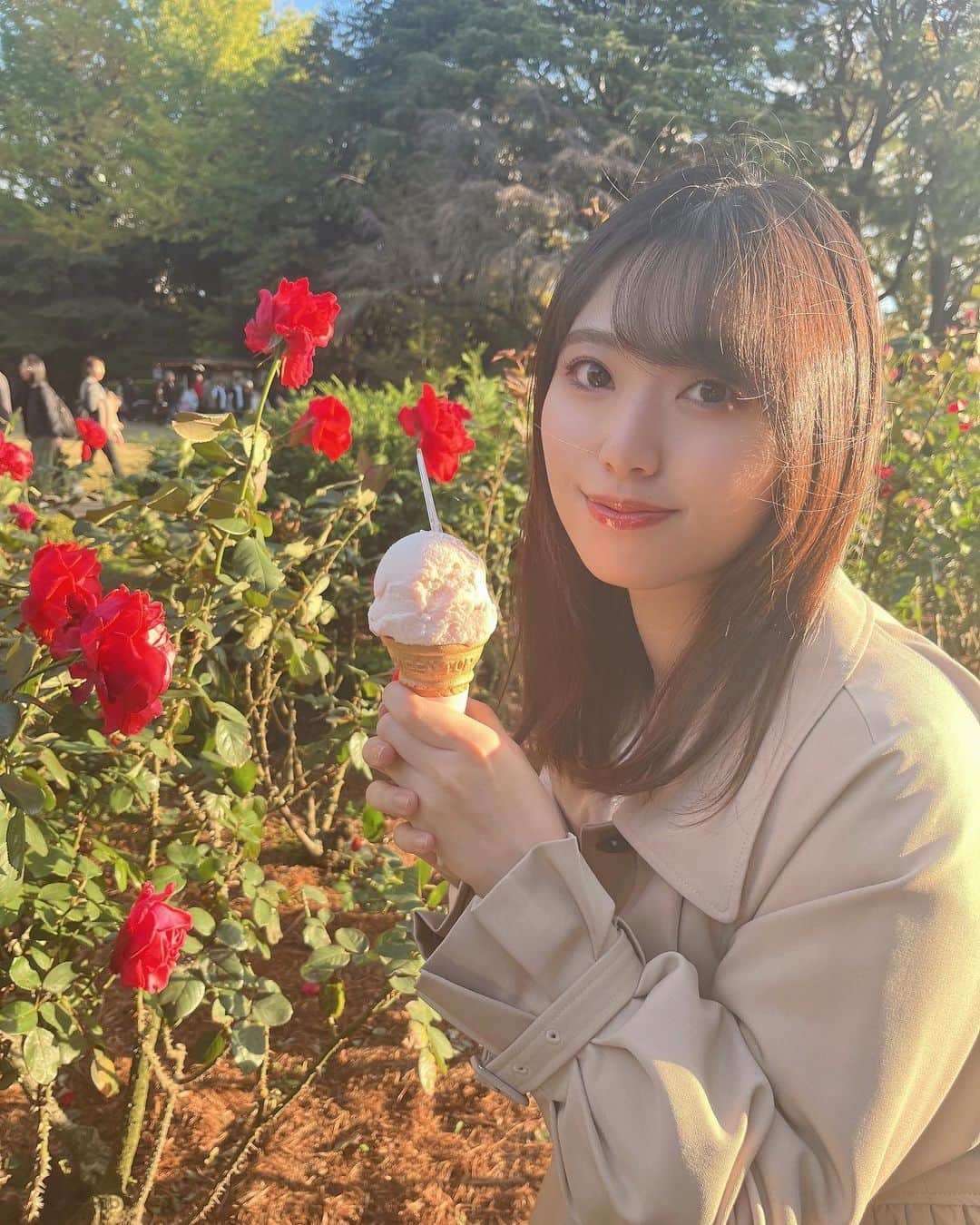 星名あゆみさんのインスタグラム写真 - (星名あゆみInstagram)「秋バラと薔薇アイス🌹🍨  薔薇アイス結構好みの味だから 家にストックしておきたい😋  3枚目は食べてる動画🍦」12月4日 21時34分 - hoshina_ayumi