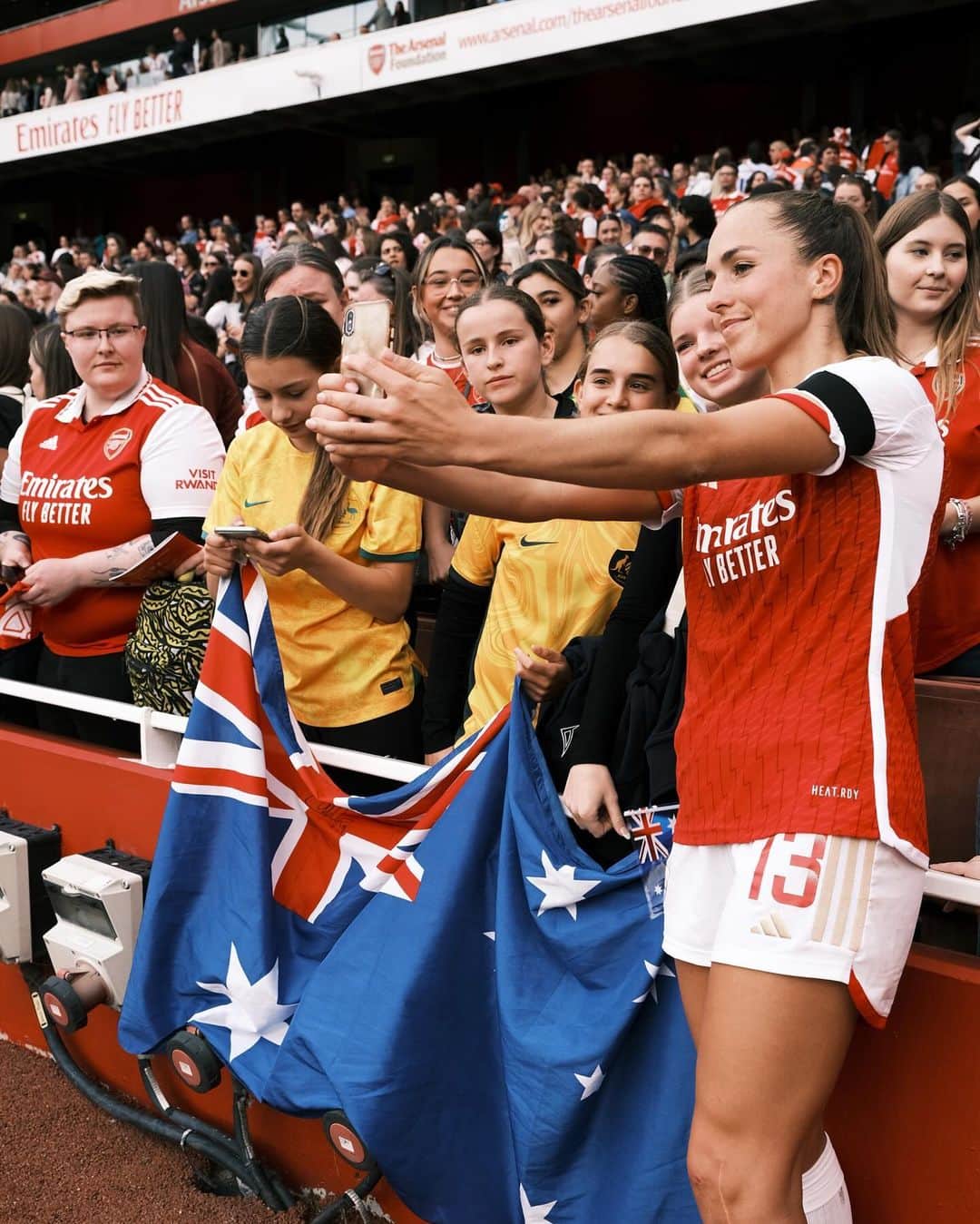 Arsenal Ladiesさんのインスタグラム写真 - (Arsenal LadiesInstagram)「55,000 TICKETS SOLD 🤩  We can’t wait to see you all on Sunday, Gooners. Let’s sell out Emirates Stadium! 👏  Photos in collaboration with @susana_rf 📸」12月4日 21時34分 - arsenalwfc