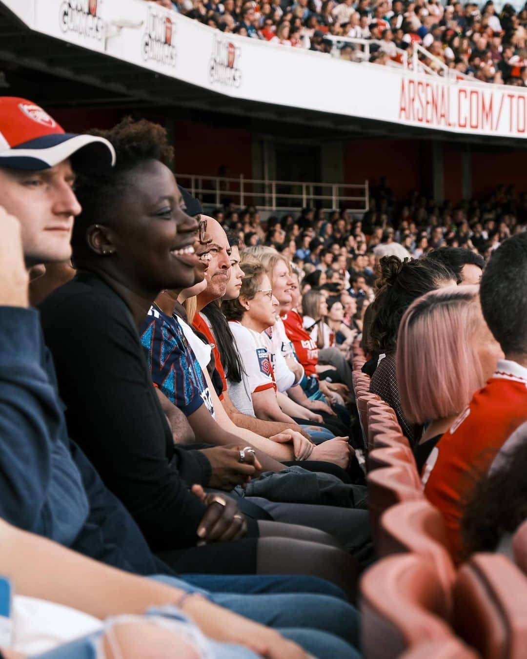 Arsenal Ladiesさんのインスタグラム写真 - (Arsenal LadiesInstagram)「55,000 TICKETS SOLD 🤩  We can’t wait to see you all on Sunday, Gooners. Let’s sell out Emirates Stadium! 👏  Photos in collaboration with @susana_rf 📸」12月4日 21時34分 - arsenalwfc