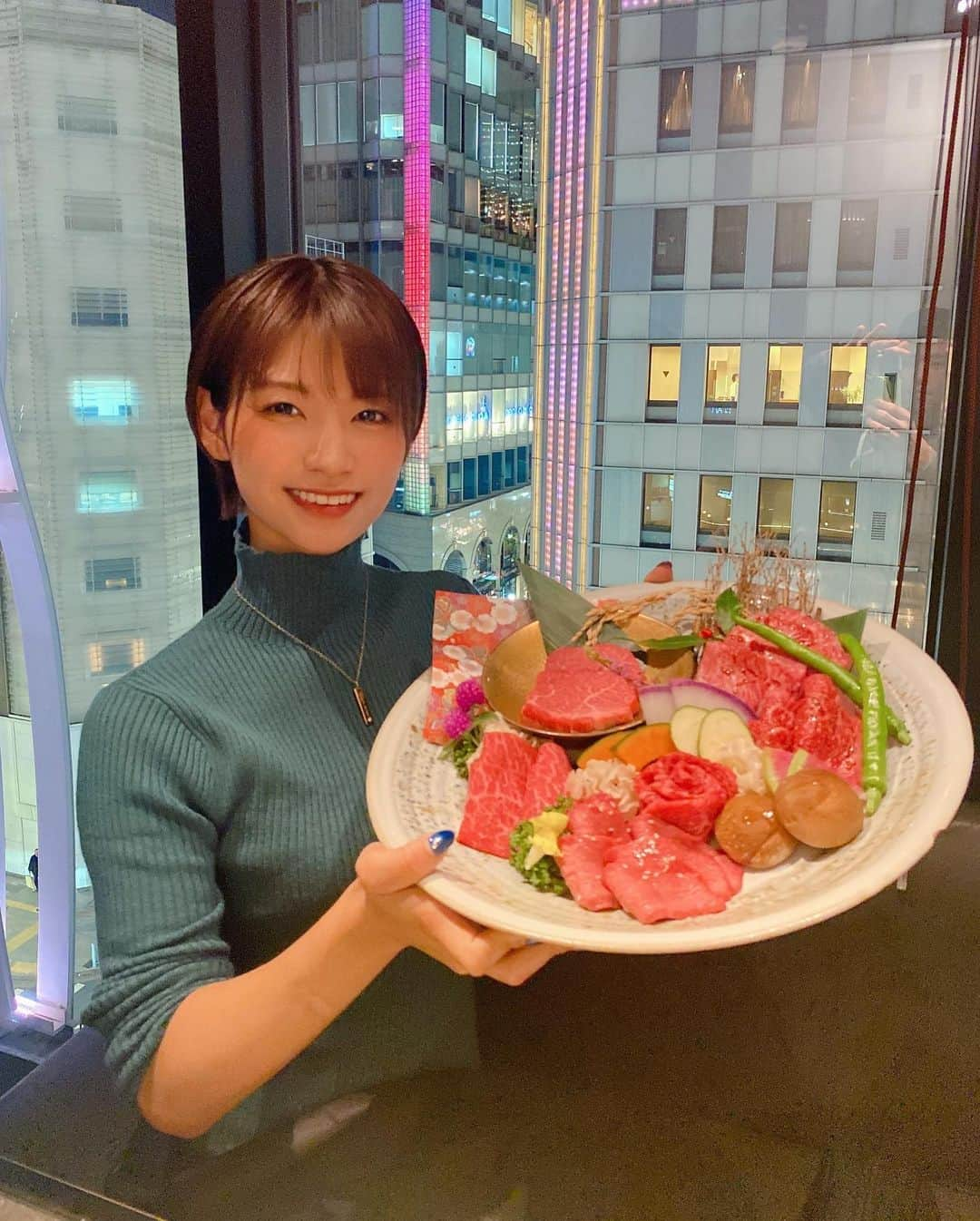 小坂田純奈さんのインスタグラム写真 - (小坂田純奈Instagram)「銀座で米沢牛食べてきた🥹❤️‍🔥  米沢牛上杉銀座本店(@uesugi_ginza )さんに行ってきた！ どれも美味しすぎて舌福すぎたんだけど、 個人的には肉寿司がとろとろで大優勝🏅  米沢牛初めて食べたんだけど、 肉の旨み凝縮されて更に柔らかくて最高だった、、  また食べたい🥹❤️‍🔥  今回私が食べたのが大皿の8,000円のコースだったんだけど、 1月からメニューをリニューアルするみたいで今月このコースはないらしいから注意してね🫶🏻  リニューアル後も楽しみ☺️  PR @uesugi_ginza #米沢牛上杉銀座本店 #銀座ディナー #有楽町ディナー #有楽町グルメ #銀座焼肉 #PR #」12月4日 21時35分 - official_junata