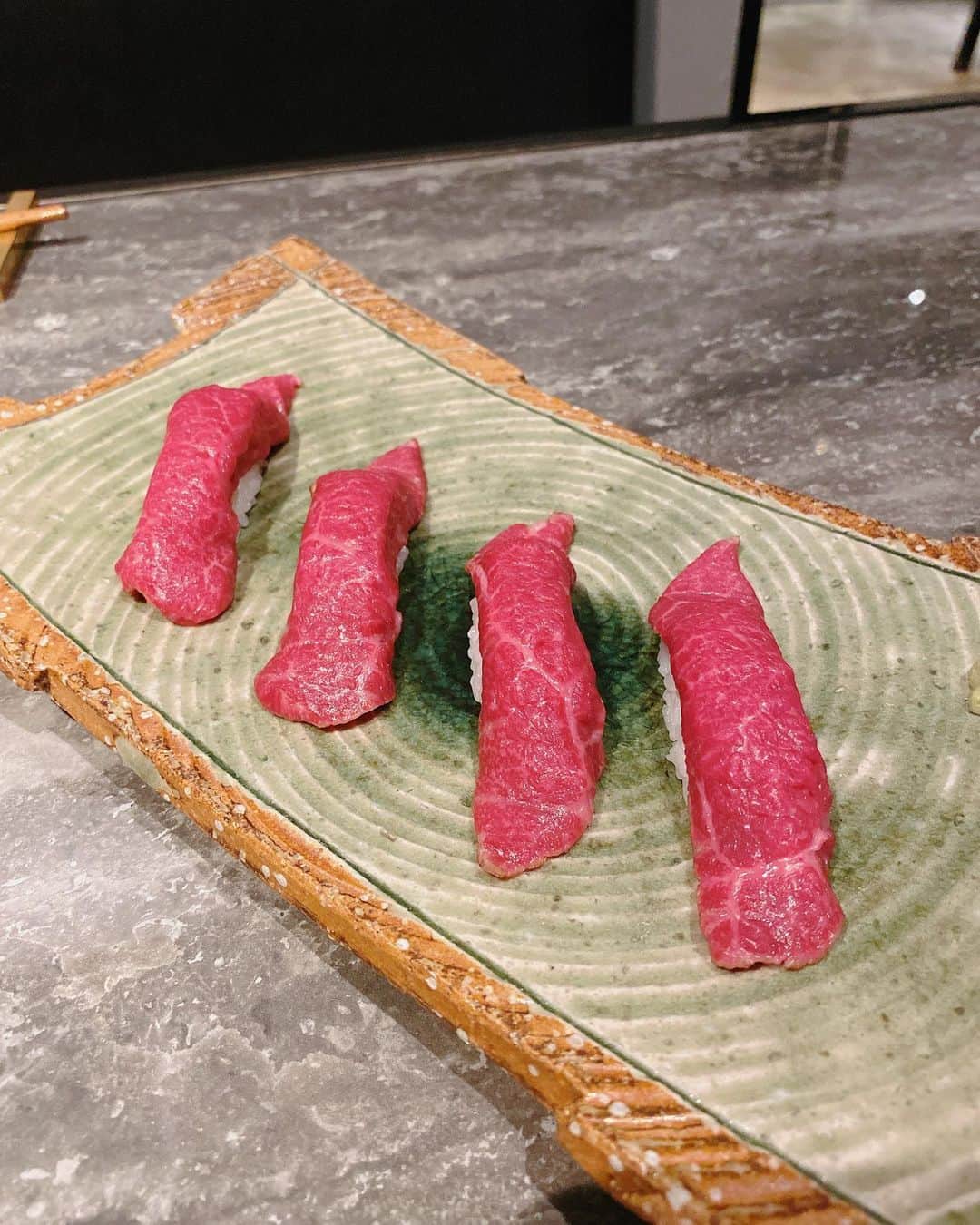 小坂田純奈さんのインスタグラム写真 - (小坂田純奈Instagram)「銀座で米沢牛食べてきた🥹❤️‍🔥  米沢牛上杉銀座本店(@uesugi_ginza )さんに行ってきた！ どれも美味しすぎて舌福すぎたんだけど、 個人的には肉寿司がとろとろで大優勝🏅  米沢牛初めて食べたんだけど、 肉の旨み凝縮されて更に柔らかくて最高だった、、  また食べたい🥹❤️‍🔥  今回私が食べたのが大皿の8,000円のコースだったんだけど、 1月からメニューをリニューアルするみたいで今月このコースはないらしいから注意してね🫶🏻  リニューアル後も楽しみ☺️  PR @uesugi_ginza #米沢牛上杉銀座本店 #銀座ディナー #有楽町ディナー #有楽町グルメ #銀座焼肉 #PR #」12月4日 21時35分 - official_junata