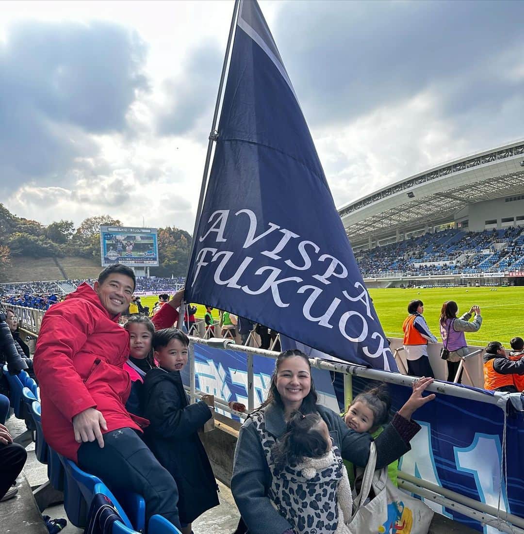 エリナ シルカのインスタグラム：「Soccer Champs ⚽️🏆 アビスパのスクール対抗トーナメントで双子のチームが優勝しましたー！決勝戦はアビスパの試合前、まさかのベスト電気スタジアムでできることに🤩　唯一の女の子だったさっちゃんもボーイズに負けずに一生懸命走ってた👏👏　こうちゃんも大きいスタジアムの雰囲気に緊張せず、堂々としてた！試合後はアビスパの試合観戦できてとても楽しい1日でした(^^)」