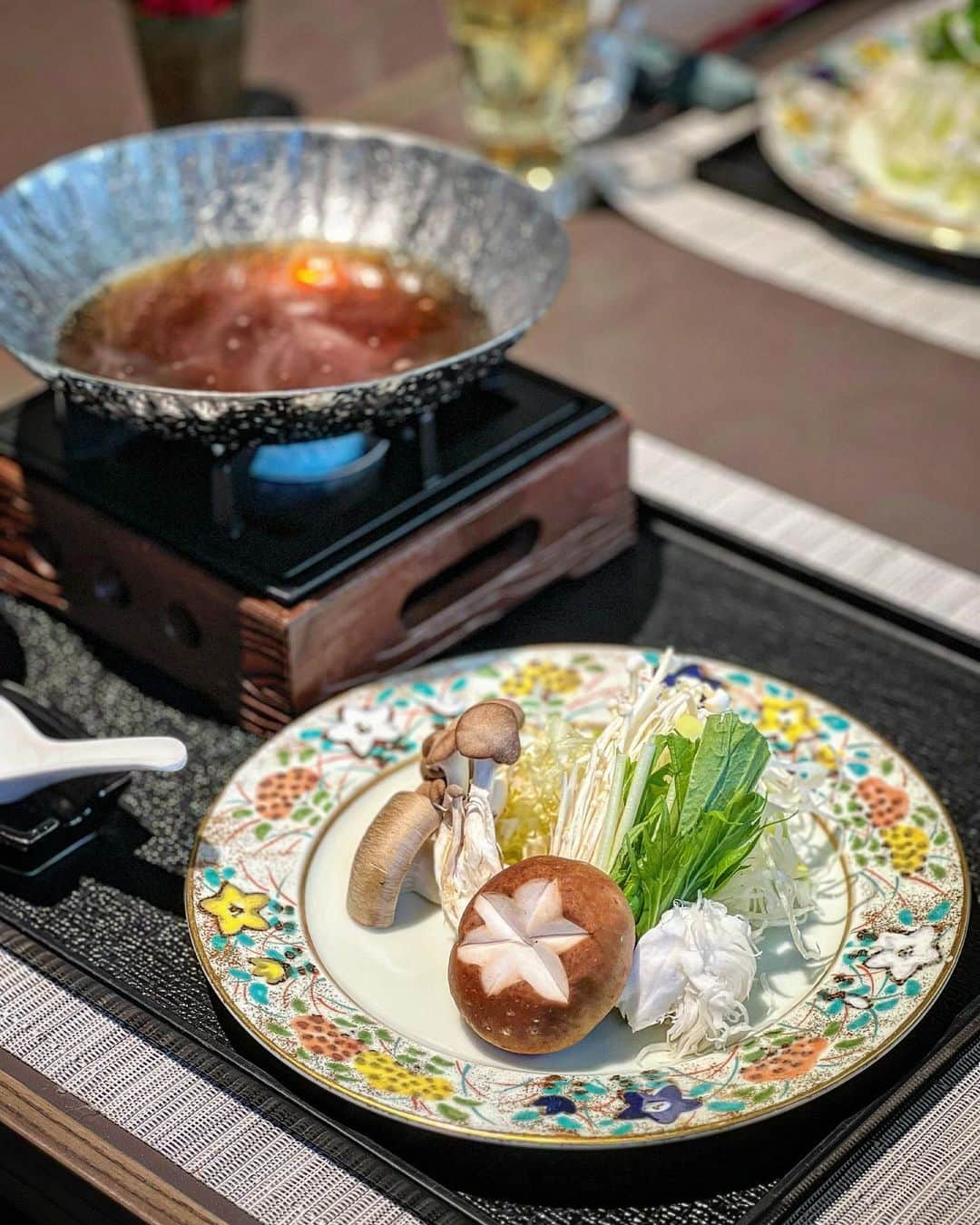 能美黎子さんのインスタグラム写真 - (能美黎子Instagram)「・ 12月31日までの期間限定メニュー 話題の野菜懐石を食べに  芝パークホテル @shibaparkhotel_official_jp へ。  一階にある芝パークホテル ザ ダイニング でいただける花山椒ランチコース。  お肉やお魚を一切使わない精進料理で、 秋冬のお野菜をたっぷり堪能。 色合いも鮮やかで目で見て楽しめて◎  天ぷらまであるので、 ボリュームもしっかりあるのが良かった。  印象的だったのは、 精進寿司🍣  とってもヘルシーで、 胃に優しくて、何より美味しい。  忙しい年末に向けて、  胃と心を休めることができて、 ヘルシーで良いね って友人と頷いたランチでした。  女子会や会食 ご家族とのランチにとってもおすすめ。  --------------------  芝パークホテル 〒105-0011　 東京都港区芝公園1-5-10 03-5470-7671  花山椒ランチコース 6000円税込・サービス料別  -------------------- #芝パークホテル #芝パークホテルザダイニング #野菜懐石#精進料理 #期間限定メニュー #期間限定#年末に向けて #野菜料理 #ヘルシーランチ #美味しいもの巡り #ランチ巡り #ホテルランチ#おすすめランチ#女子会におすすめ #家族ランチ#東京グルメ #東京女子部#年末営業」12月4日 21時45分 - reikonohmi