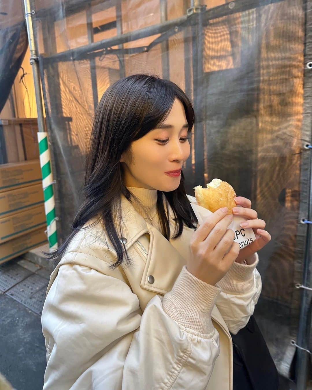 橘花凛さんのインスタグラム写真 - (橘花凛Instagram)「ドーナッツ食べた🍩🍩🍩  📷 @miyahara_kanon 🧡」12月4日 21時46分 - rintakahashi0809