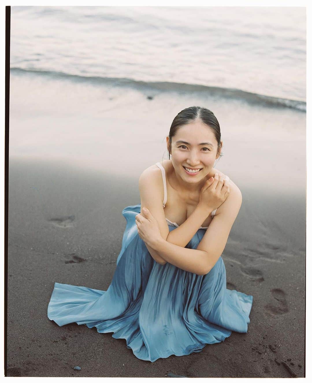 紗綾のインスタグラム：「. 週刊プレイボーイ 心にジーンと来たラストカット🌊  18年間の様々な感情はどーでも良くなって そこには12歳の頃のピュアな心の自分がいた  写真撮って 感極まって泣いたの はじめての体験  📖 @shupure_official   📷 @ittetsumatsuoka  💄 @yoshi_tmakeup @yoshi.t7  👗 @kimuramikiko55   thank you...  【デジタル写真集】 週プレｸﾞﾗｼﾞｬﾊﾟ! ➡️ x.gd/OzKzB」