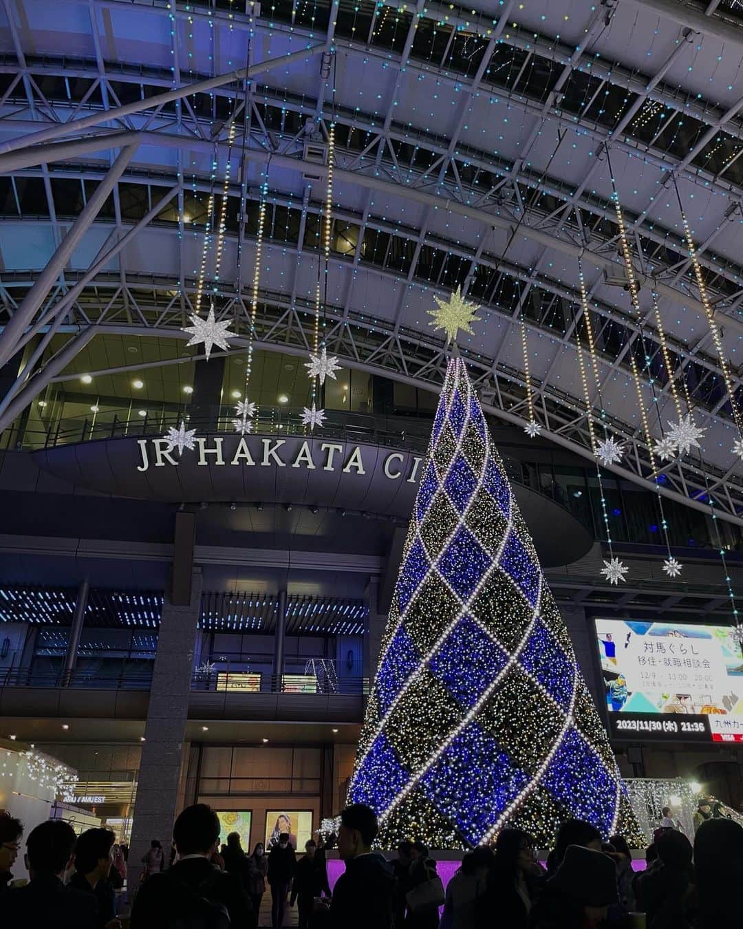 ムサシさんのインスタグラム写真 - (ムサシInstagram)「街中が クリスマスムードに染まってた福岡🪄 ⁡ たまたま歩いてたら 🎅🏻大集合しててかあいかった🧸🎀 ⁡ ⁡ #fukuoka #ootd #outfit #coat #福岡旅行 #クリスマスマーケット」12月4日 21時40分 - ___musashi.___