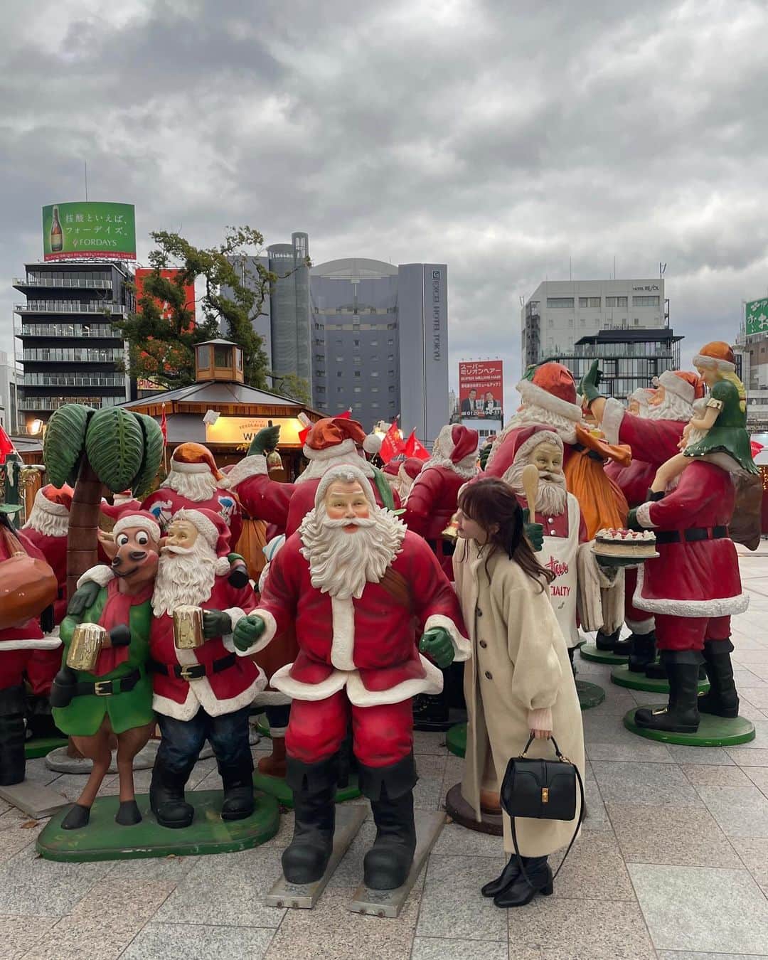 ムサシさんのインスタグラム写真 - (ムサシInstagram)「街中が クリスマスムードに染まってた福岡🪄 ⁡ たまたま歩いてたら 🎅🏻大集合しててかあいかった🧸🎀 ⁡ ⁡ #fukuoka #ootd #outfit #coat #福岡旅行 #クリスマスマーケット」12月4日 21時40分 - ___musashi.___