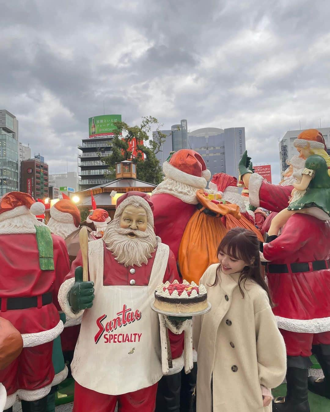 ムサシさんのインスタグラム写真 - (ムサシInstagram)「街中が クリスマスムードに染まってた福岡🪄 ⁡ たまたま歩いてたら 🎅🏻大集合しててかあいかった🧸🎀 ⁡ ⁡ #fukuoka #ootd #outfit #coat #福岡旅行 #クリスマスマーケット」12月4日 21時40分 - ___musashi.___